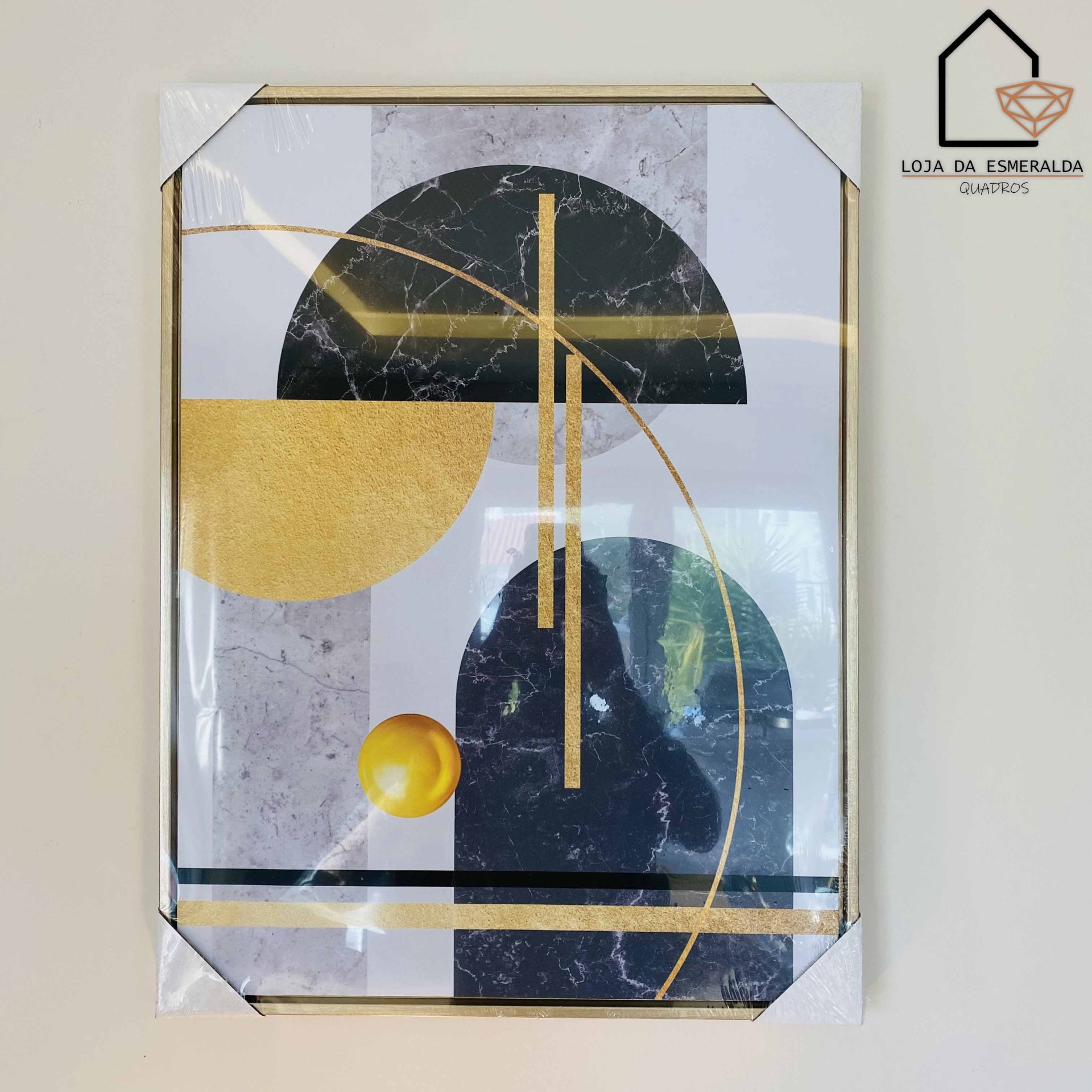 Quadro decorativo geométrico com moldura dourada e proteção de plástico
