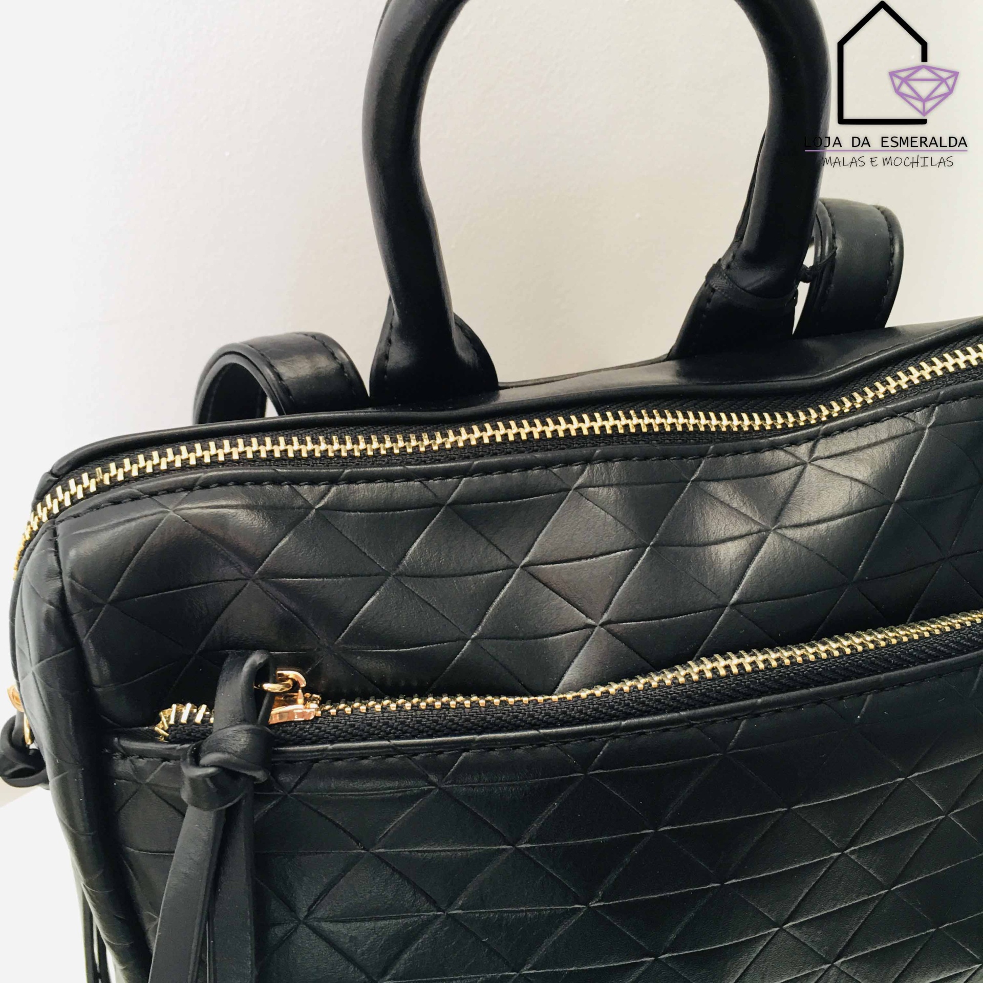 Mochila com Textura e Fecho Exterior - C28xL12xA28CM