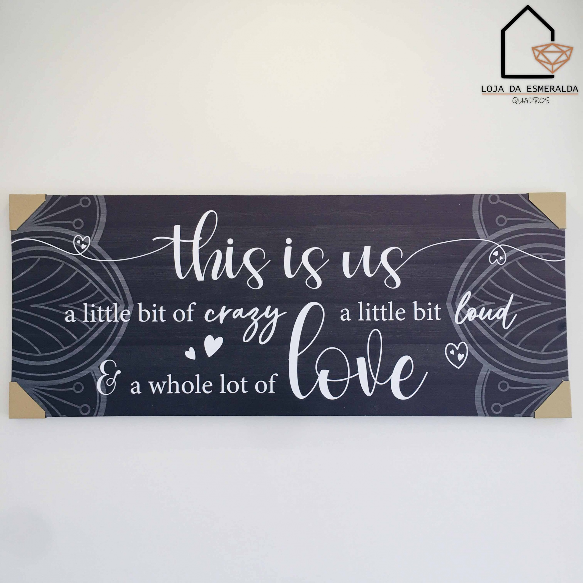 Quadro decorativo cinza escuro com texto branco com frase inspirational e corações brancos