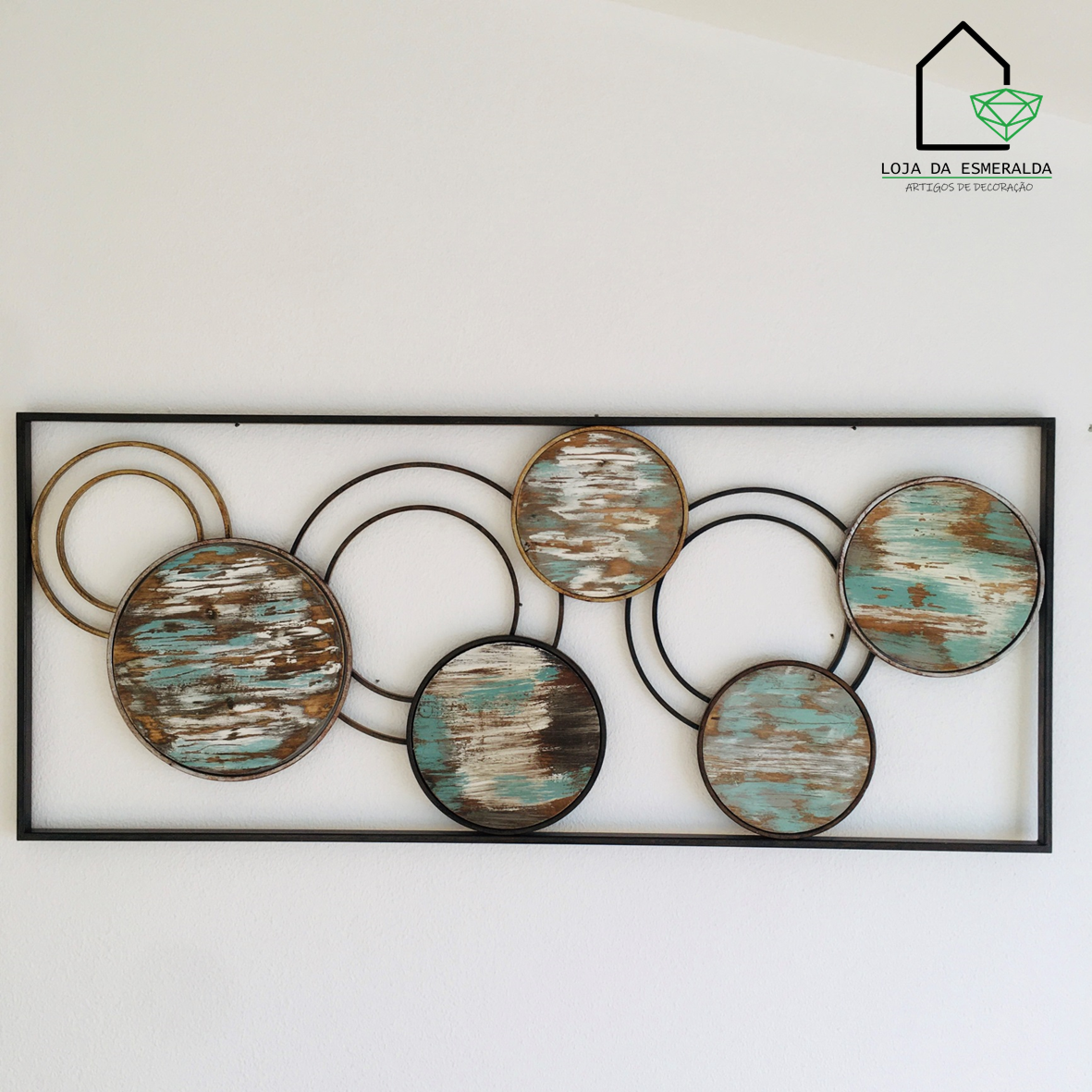 Painel de parede decorativo com círculos de madeira desgastada e estrutura metálica preta
