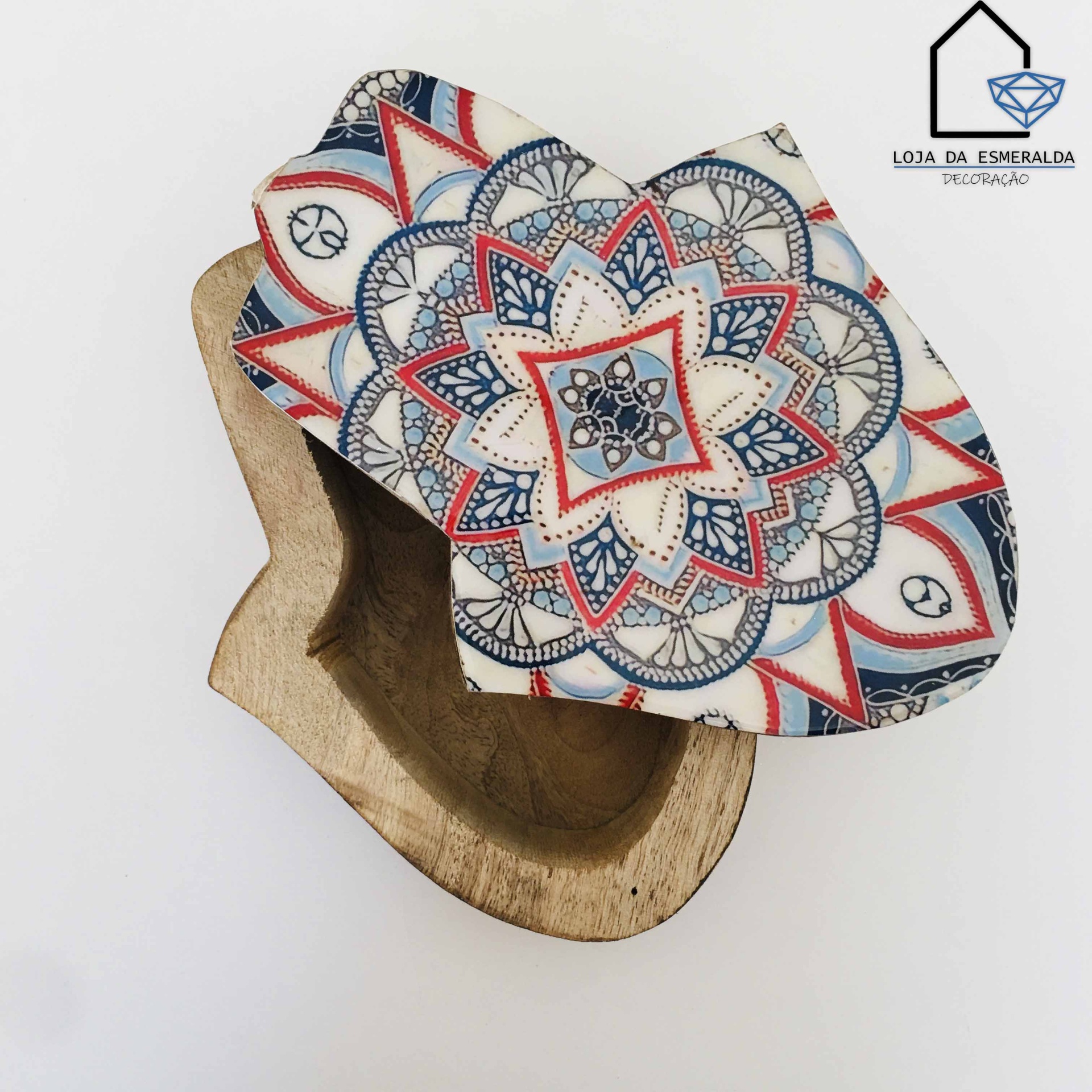 Caixa decorativa de madeira com tampa de mandala colorida