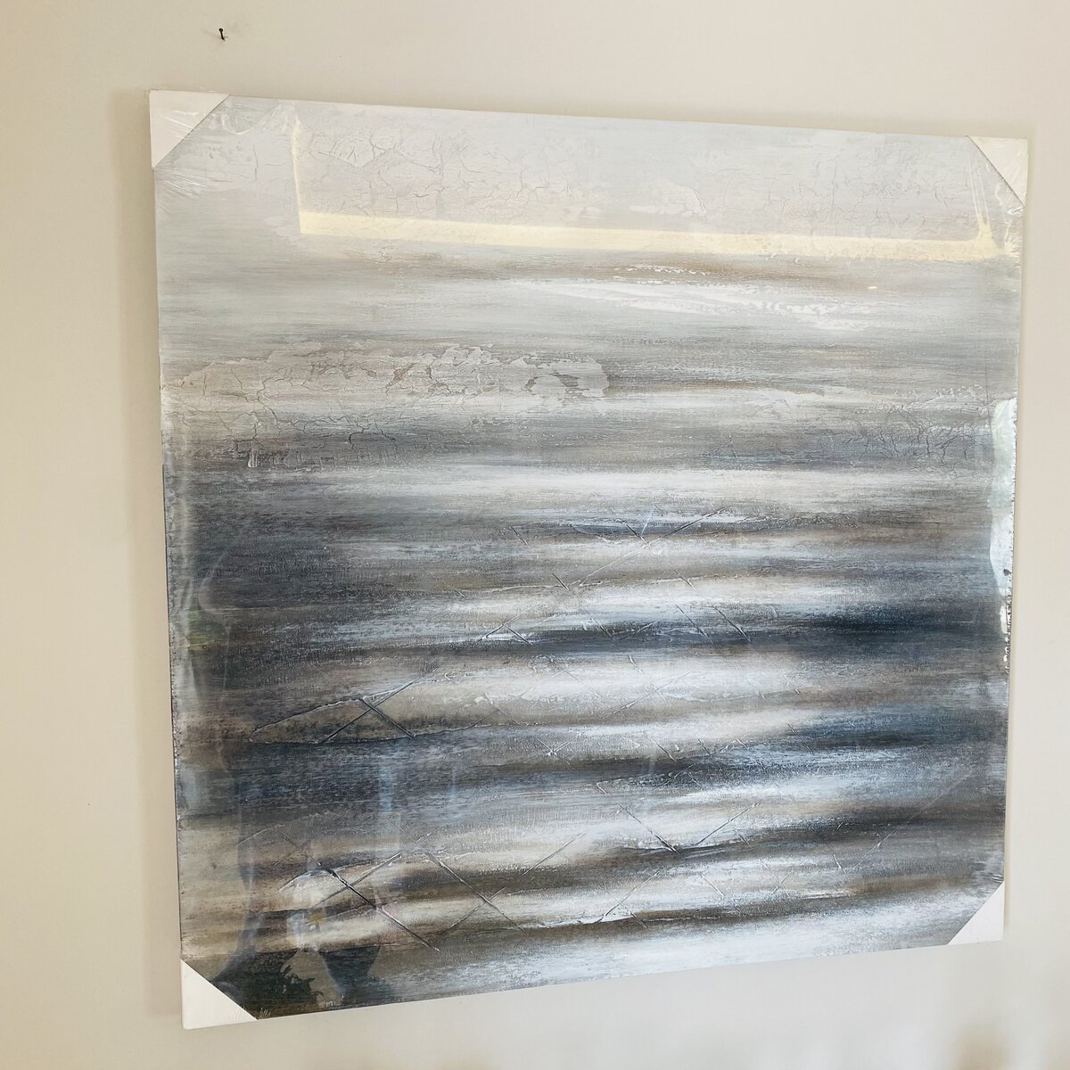 Quadro decorativo abstrato cinza preto branco pendurado na parede