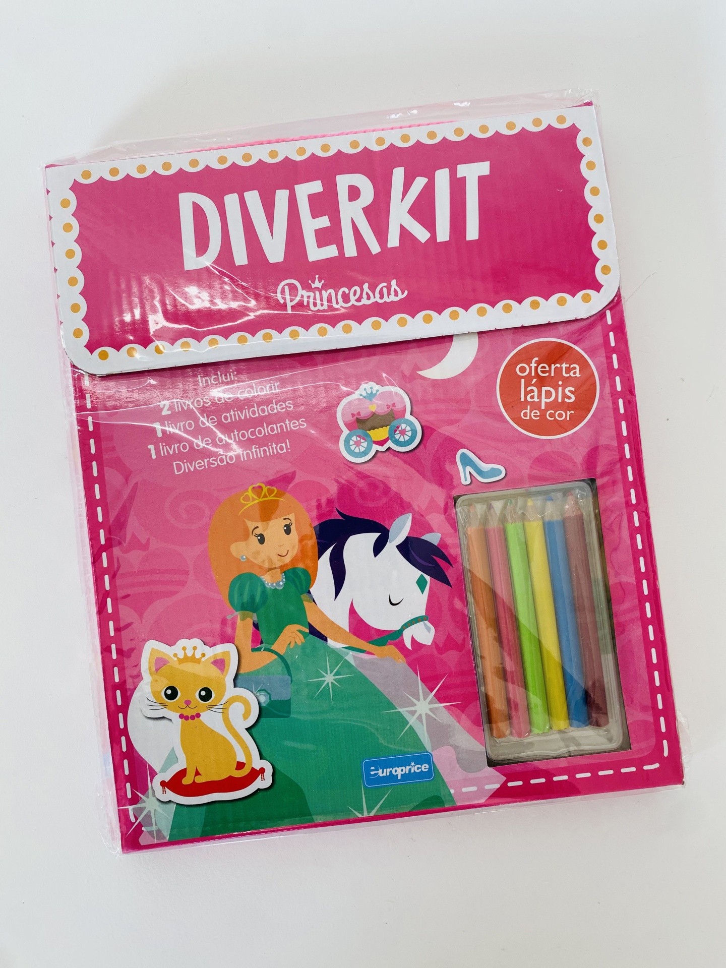 Livro Diverkit Pinta e Cola com 6 Lápis de Cor