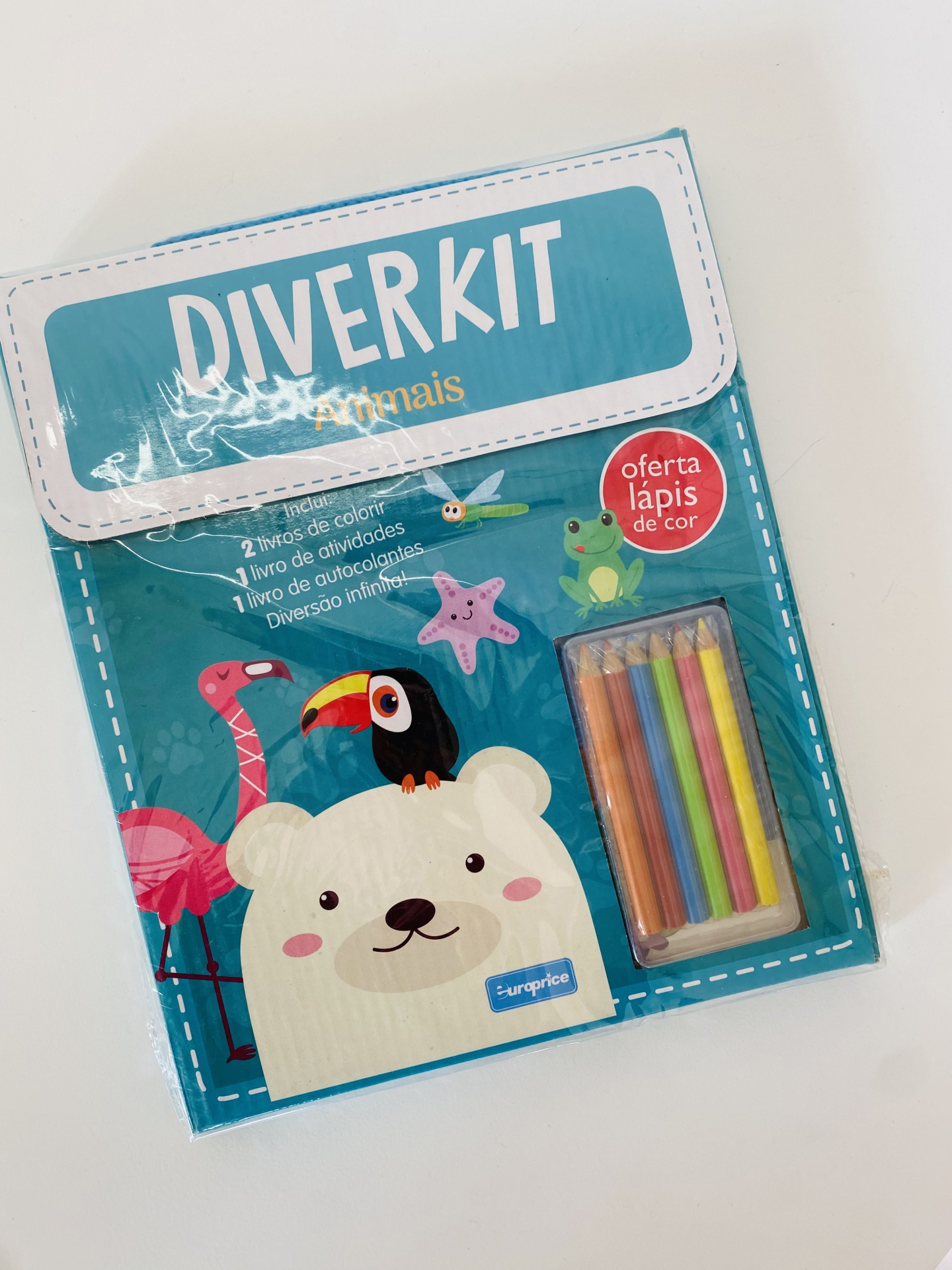 Livro Diverkit Pinta e Cola com 6 Lápis de Cor