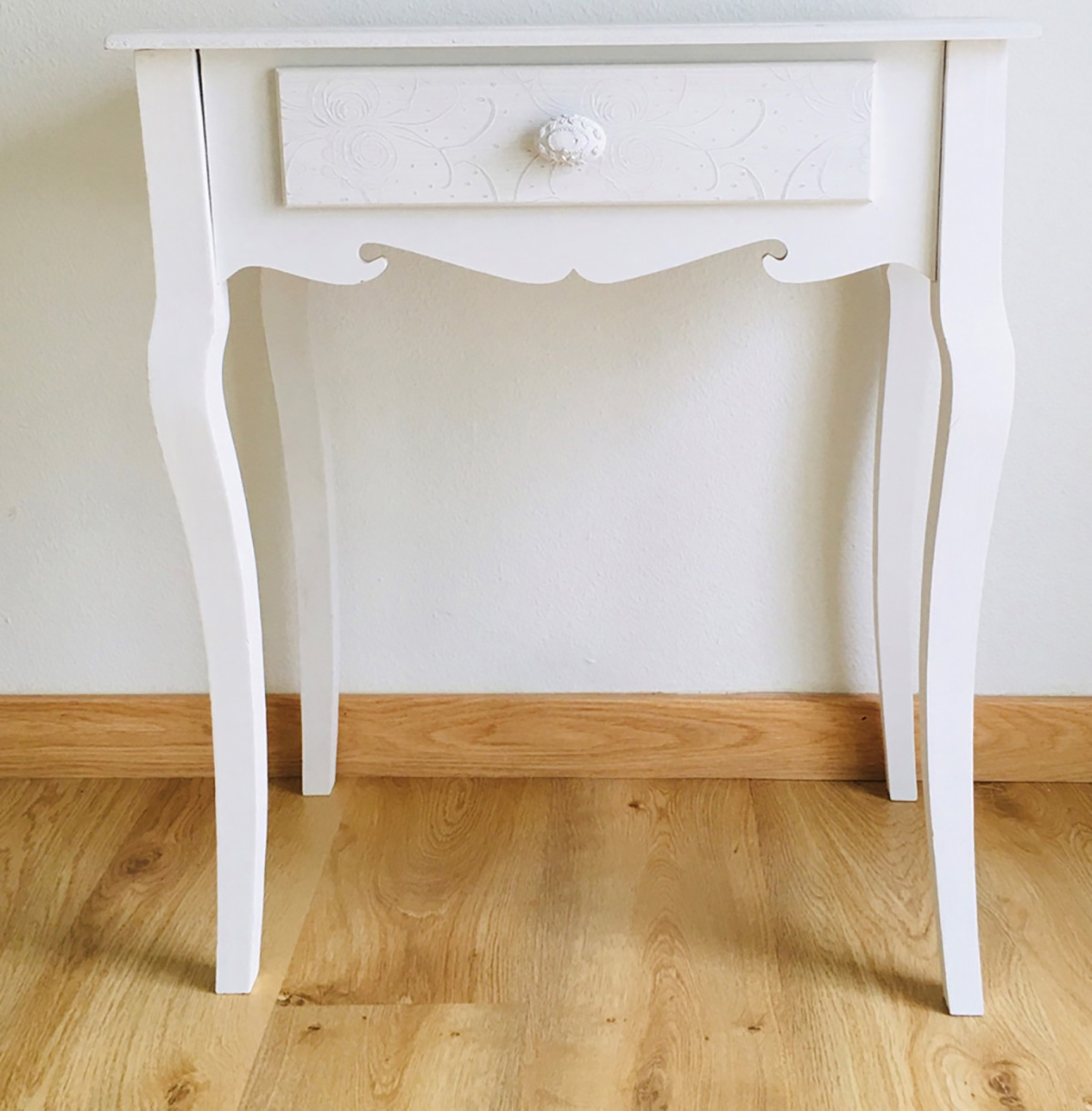 Consola em Branco Trabalhada