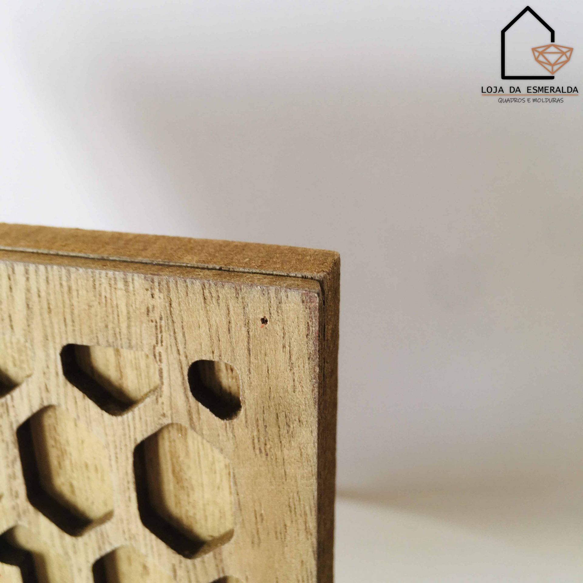 Produto de madeira clara com padrão hexagonal recortado