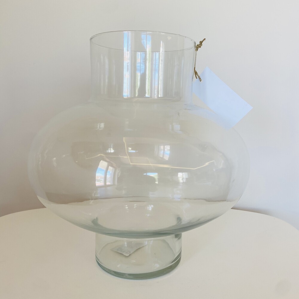 Vaso de vidro transparente com base cilíndrica e corpo arredondado