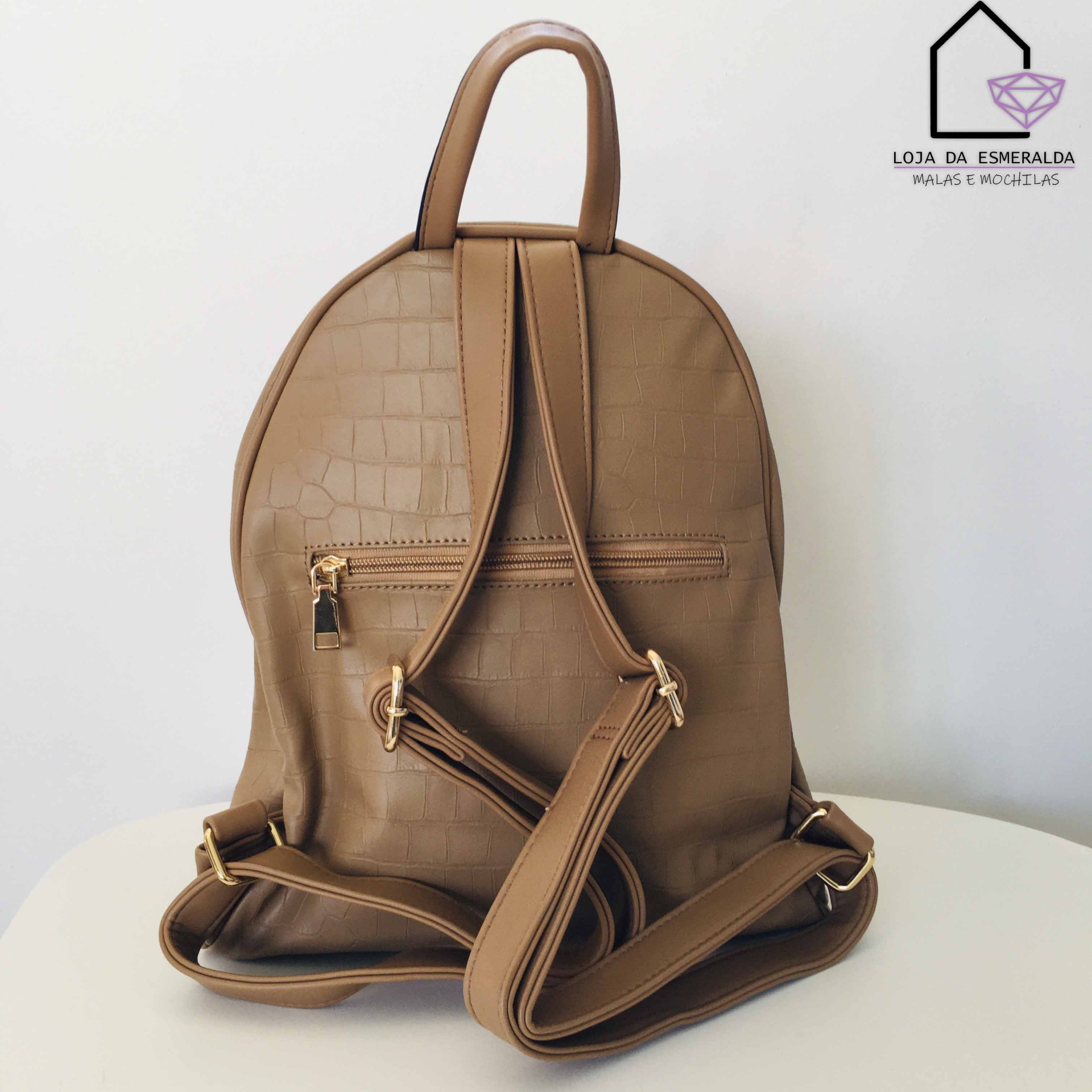 Mochila com Bolso Exterior e Textura em Croco - C28xL13xA30CM