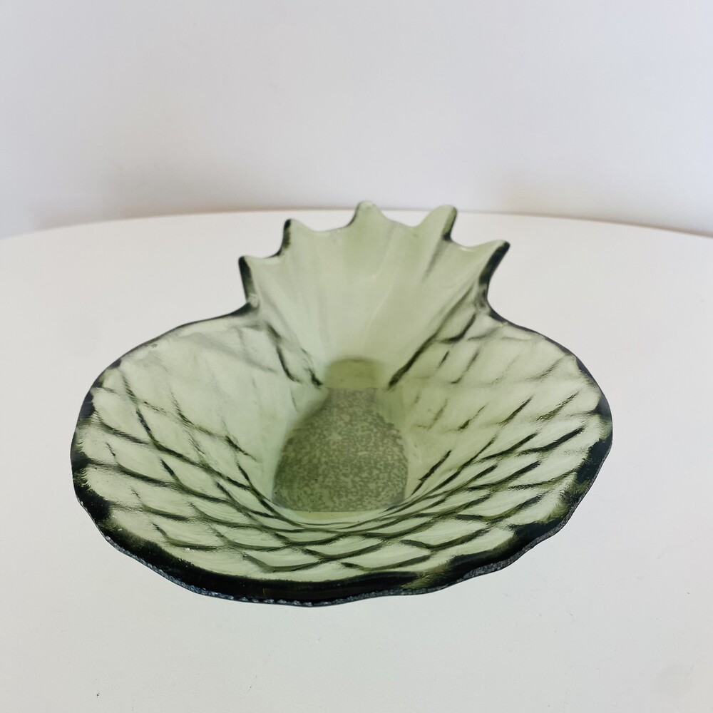 Prato decorativo em vidro verde translúcido com textura de escamas