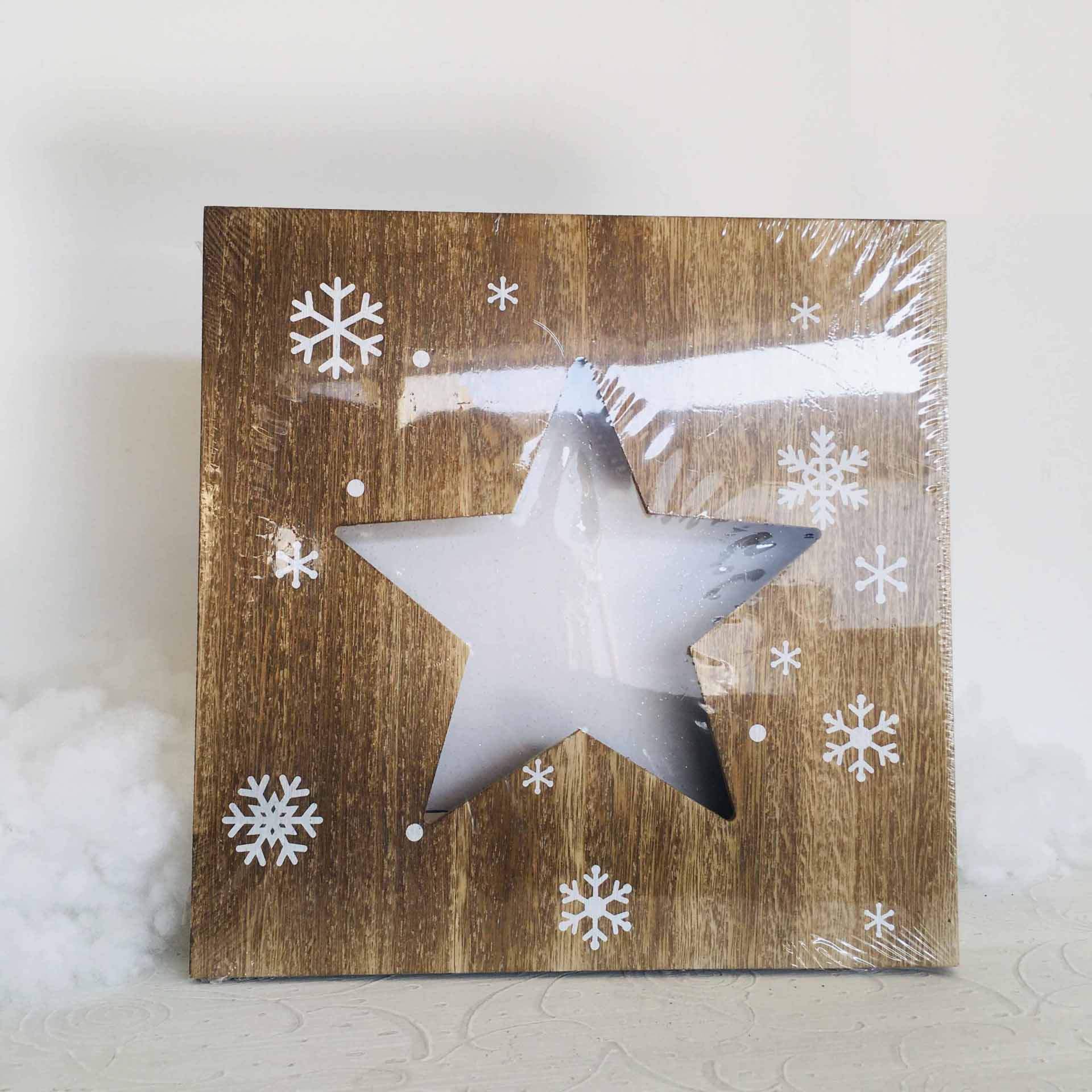 expositor quadrado de madeira com recorte de estrela e flocos de neve brancos
