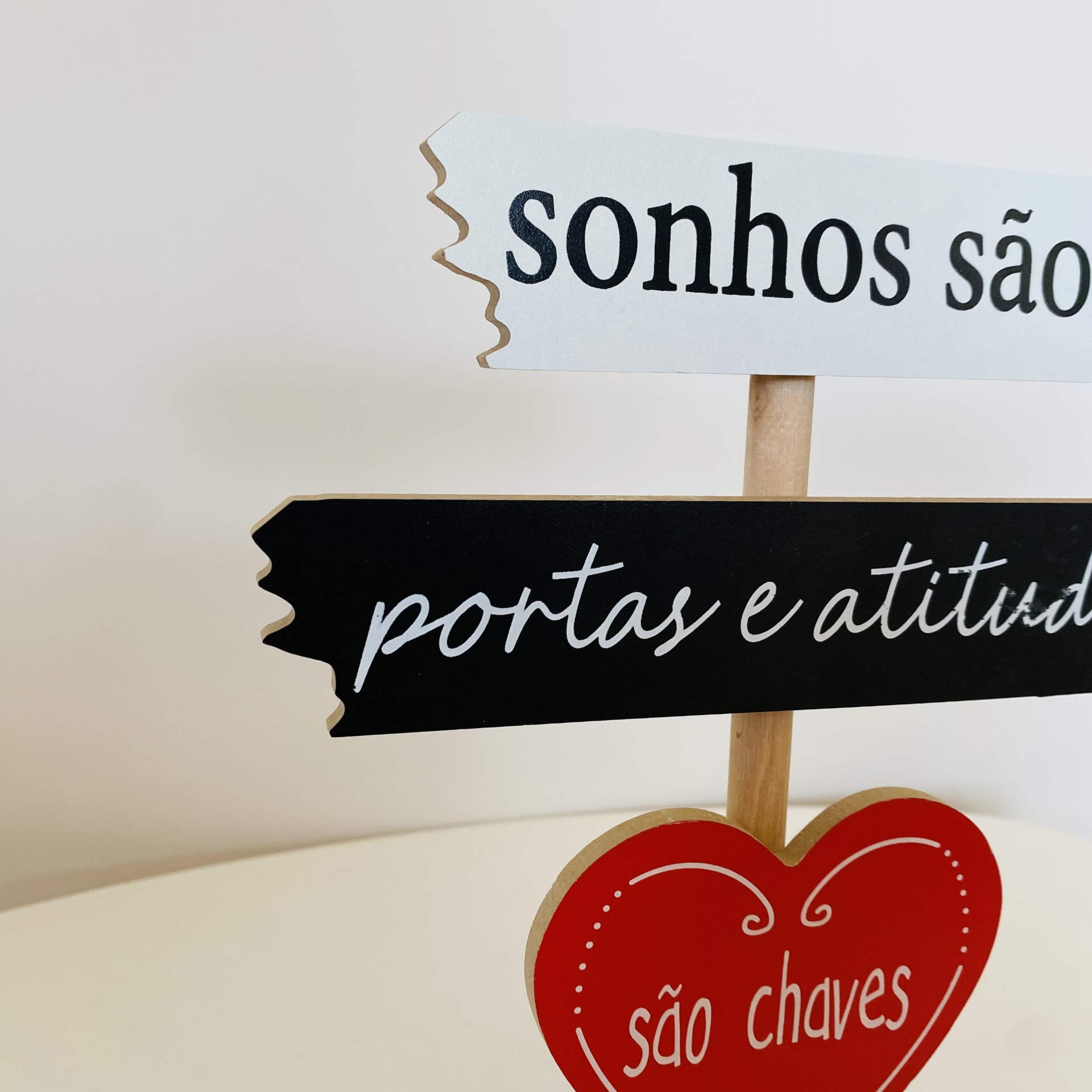 Placa Decorativa - Sonhos são Chaves - C19xL5xA24.5CM - Branco Preto Vermelho