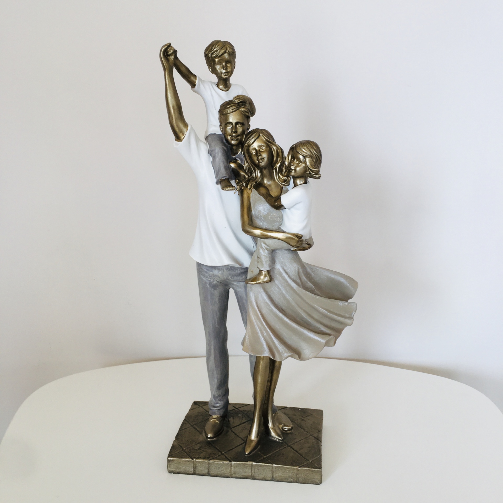 Estatueta Decorativa | Família | Cinza Dourado Branco | 14x10.5x40CM