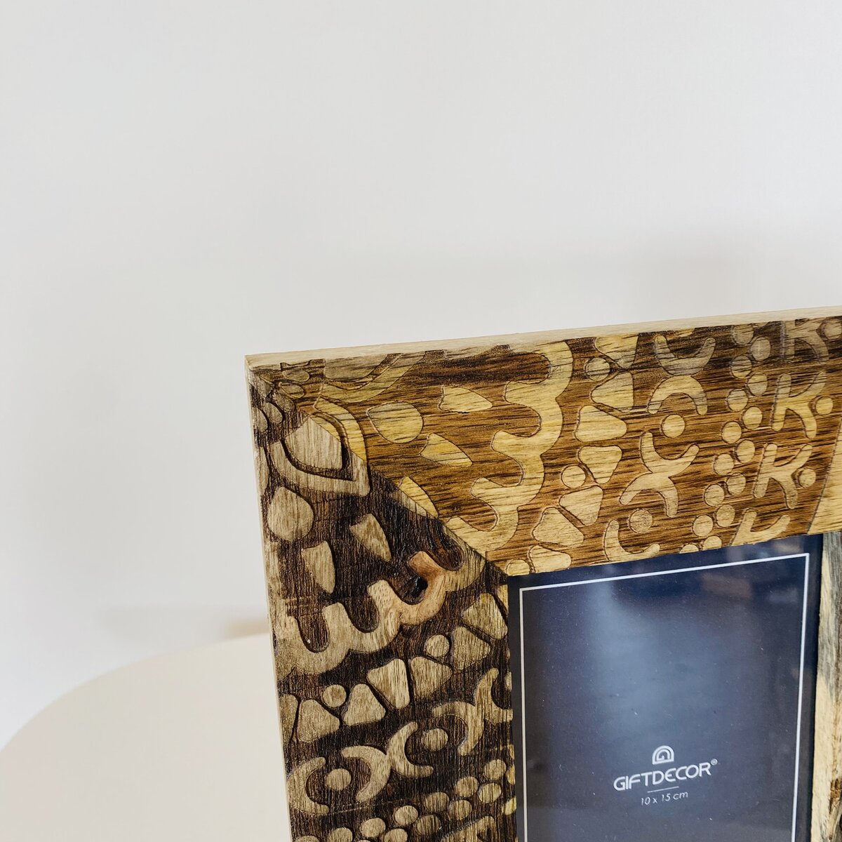 Moldura de madeira decorativa para fotografia com padrão gravado