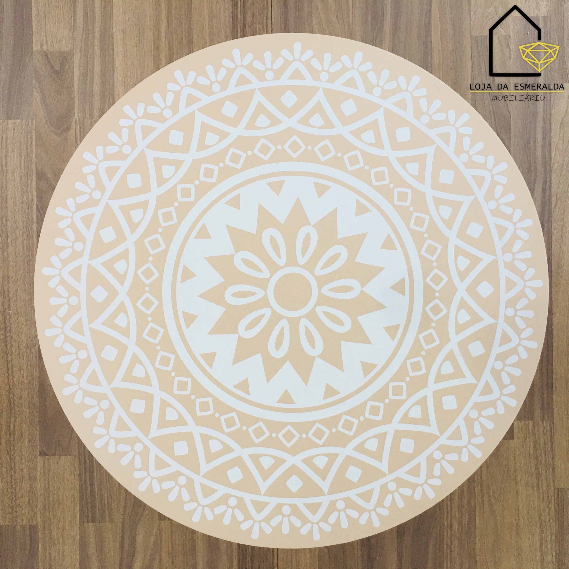 Tapete redondo mandala branco e bege sobre chão de madeira