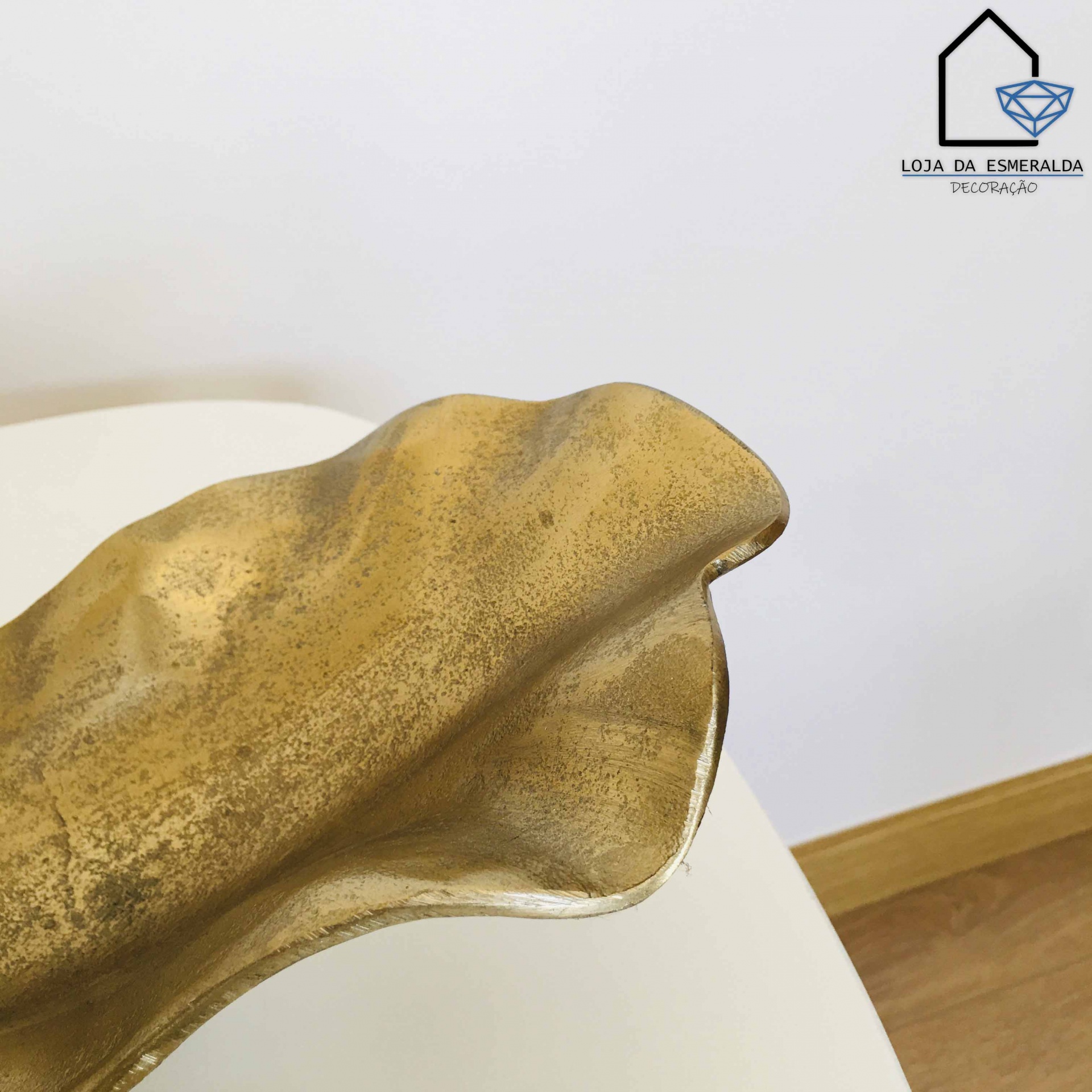 Vaso decorativo dourado ondulado com textura metálica