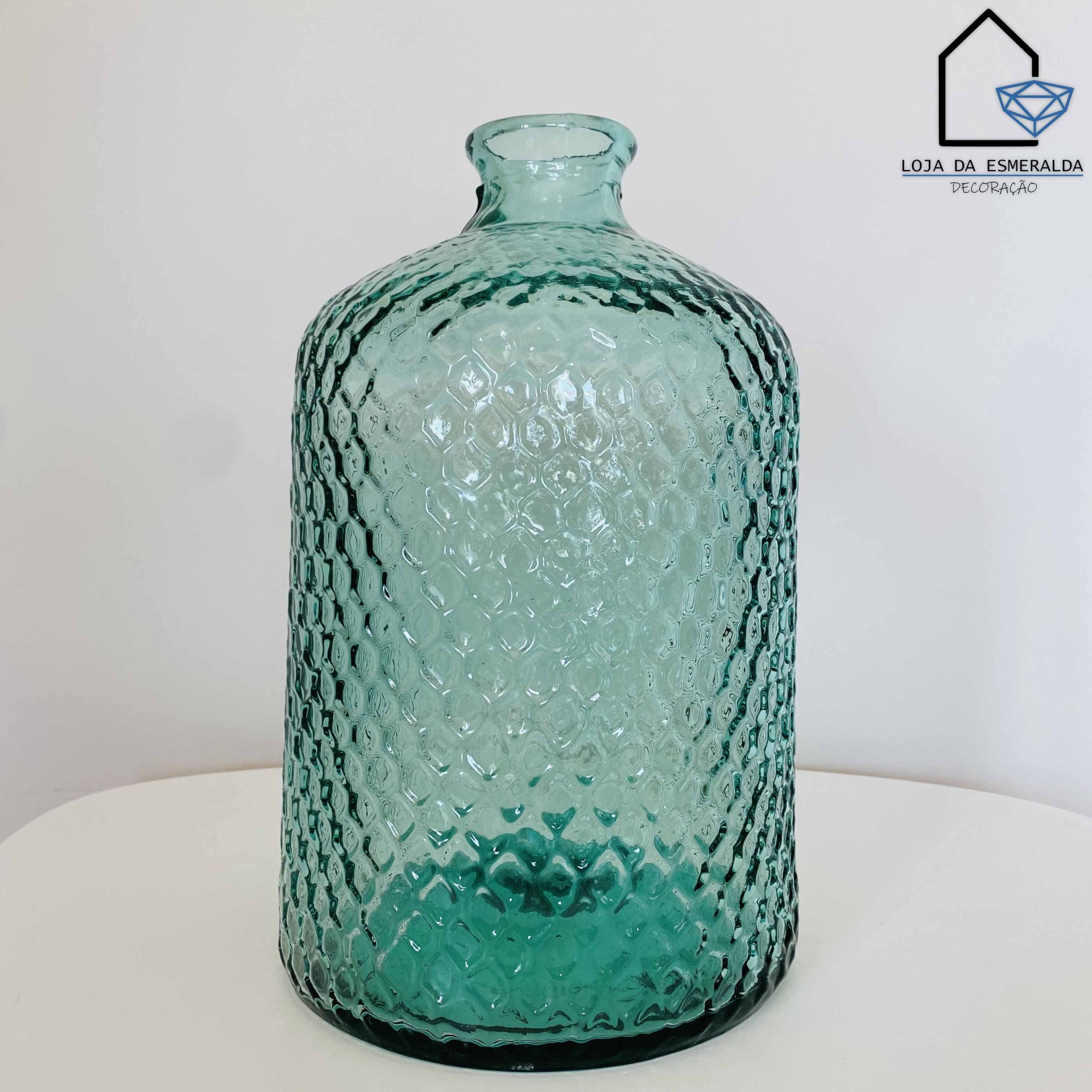 Frasco decorativo de vidro verde com textura hexagonal