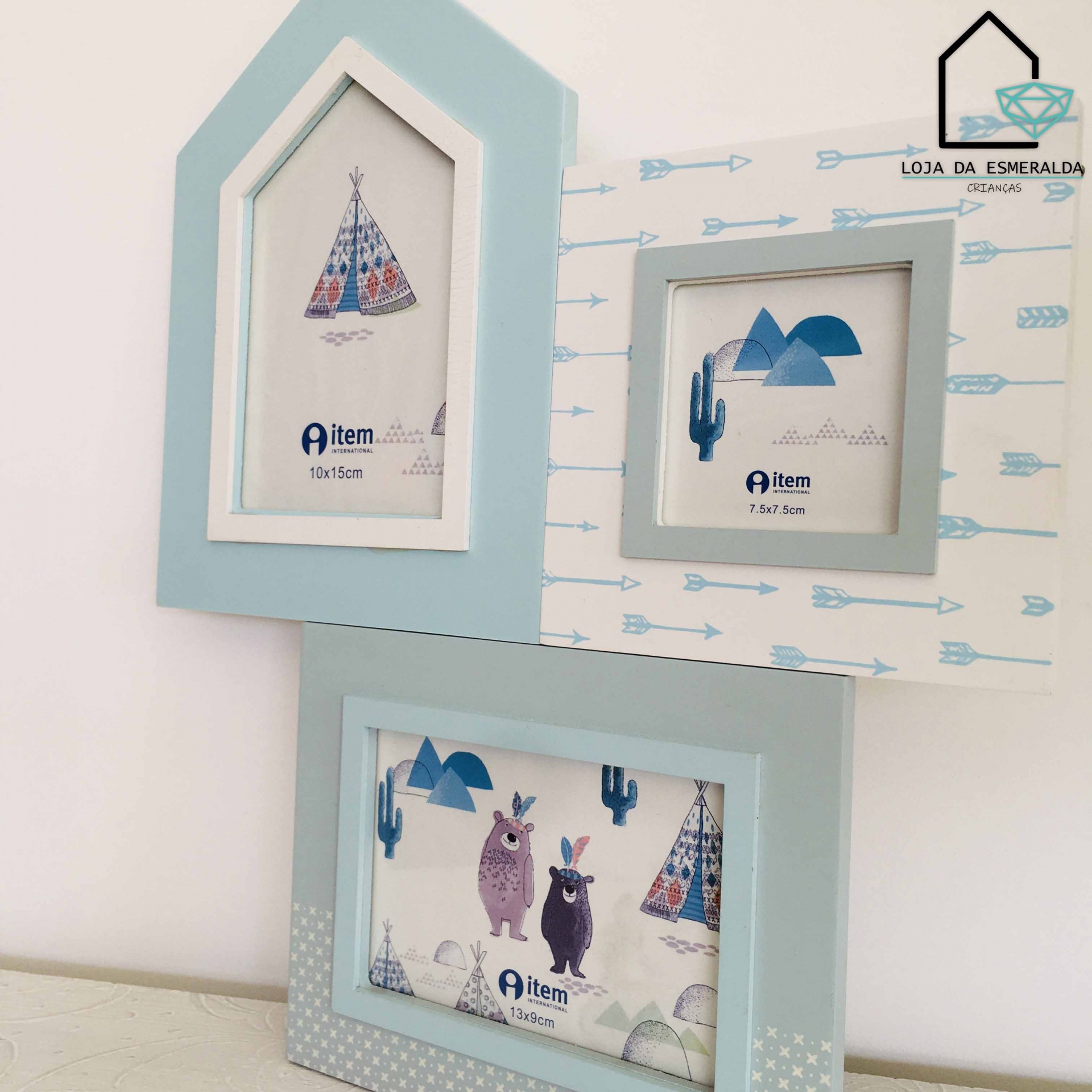 Conjunto de três molduras infantis em azul claro, branco e cinza com imagens de índios, cactos e animais
