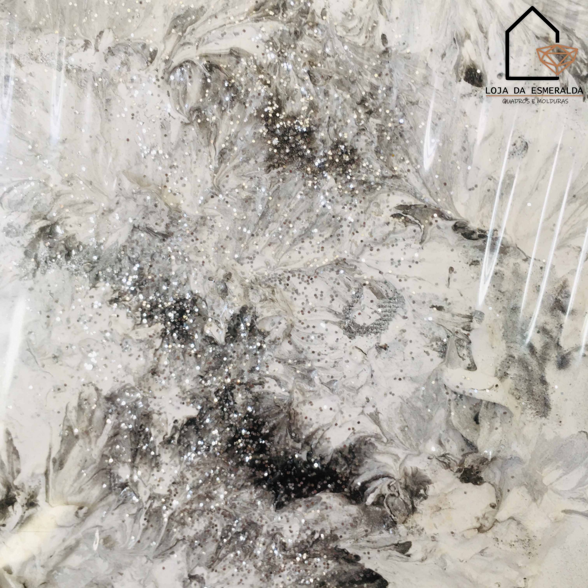 Pedra decorativa branca com manchas pretas, partículas prateadas e logo LOJA DA ESMERALDA.