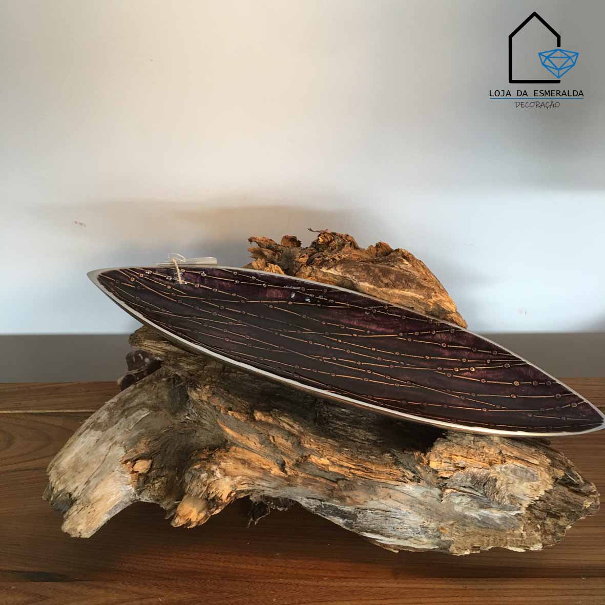 Prato decorativo oval vinho com riscas douradas sobre madeira natural