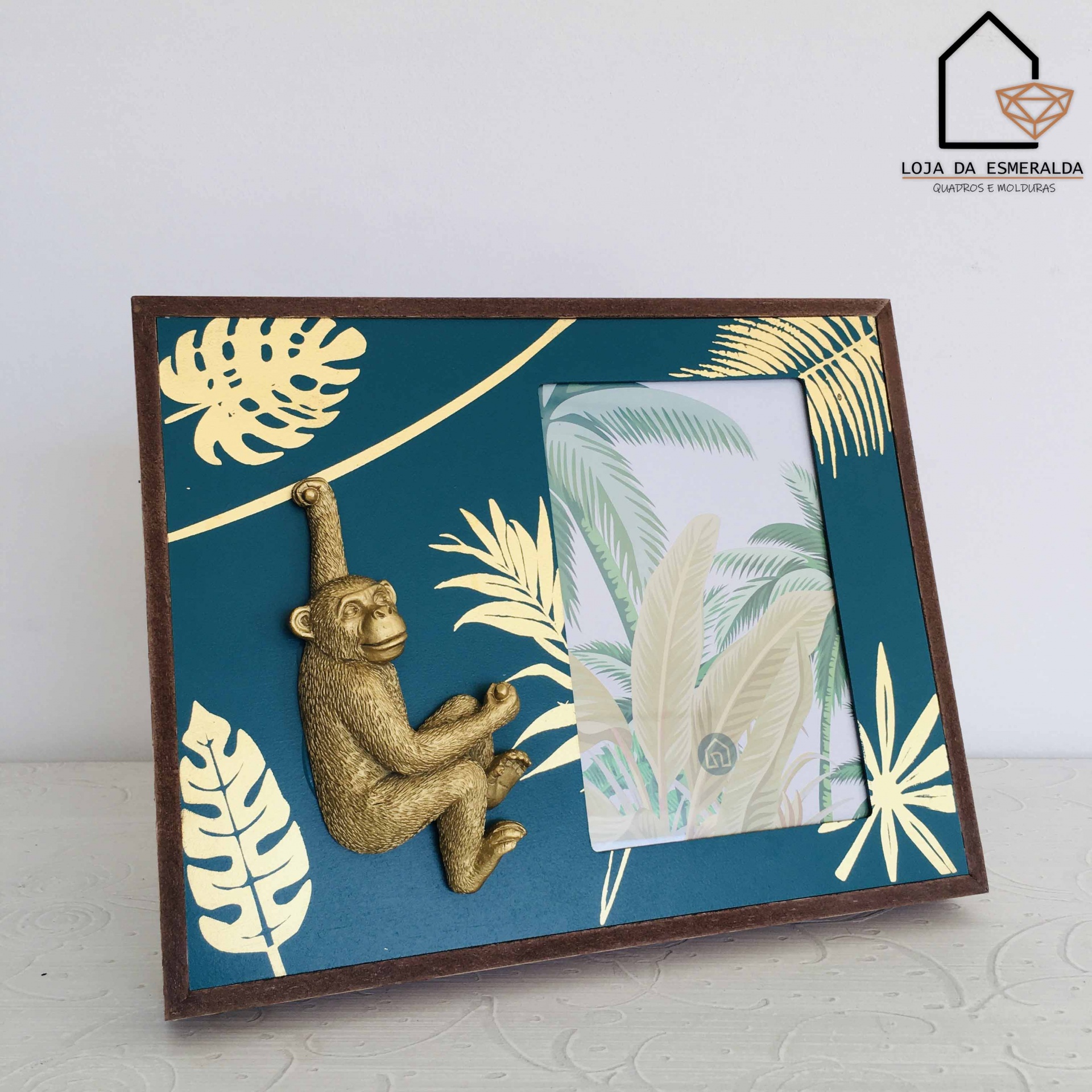 Moldura para fotografia em madeira decorada com folhas tropicais e macaco dourado