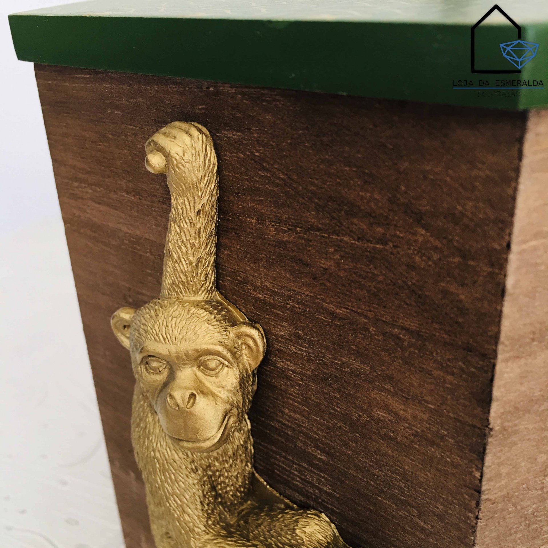 Caixa de madeira com macaco dourado e tampa verde