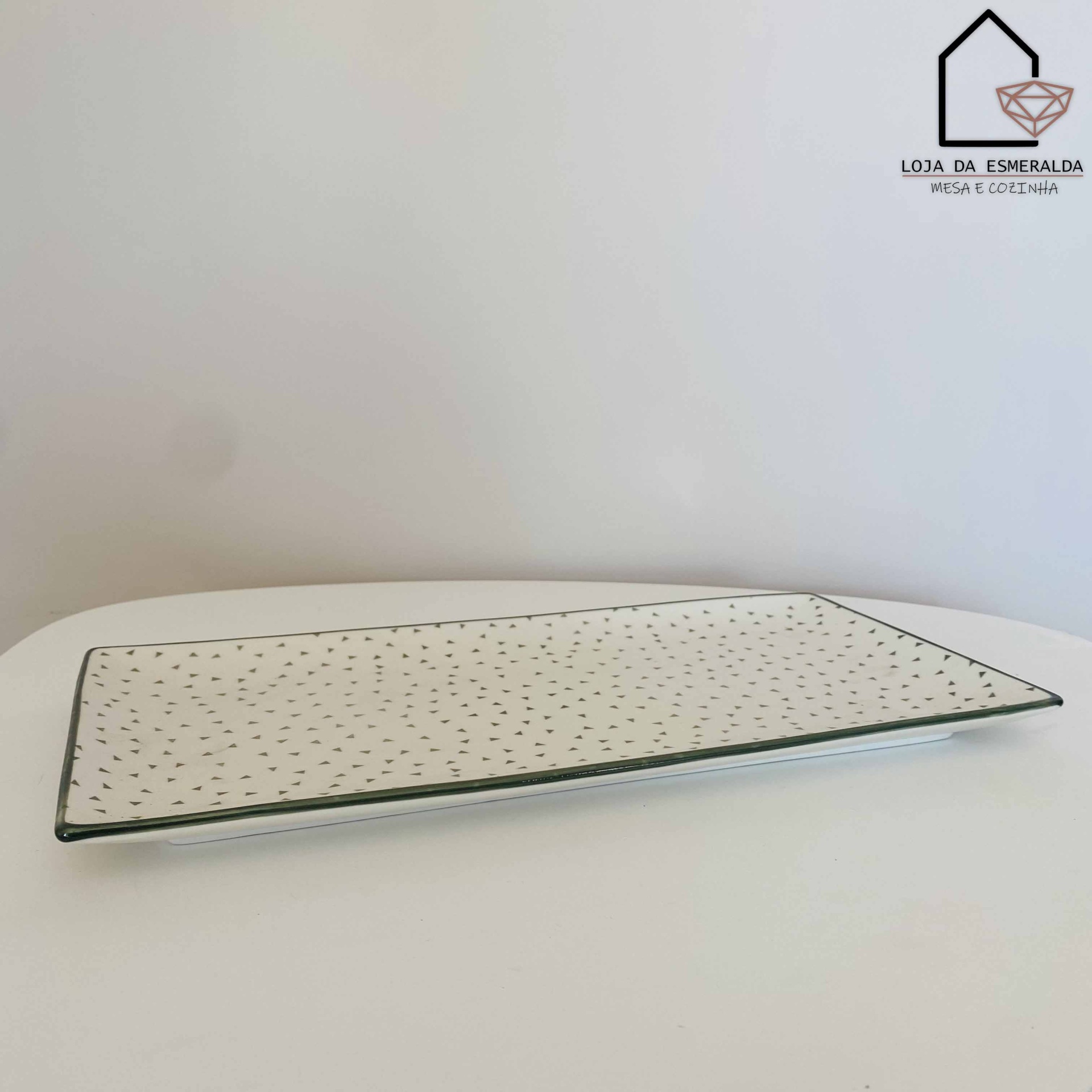 prato retangular de vidro com padrão de pontos pretos