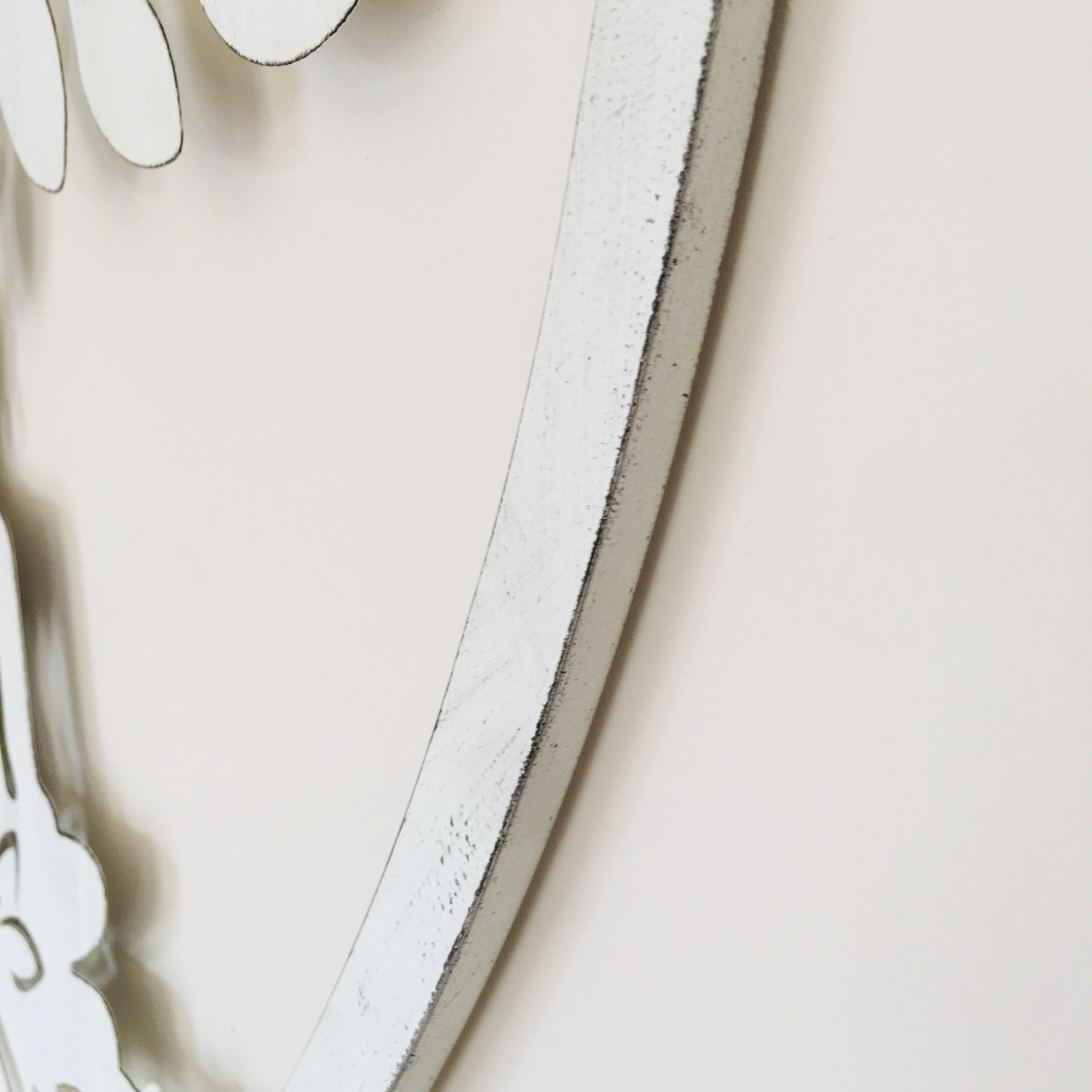 Relógio de parede branco com textura envelhecida e fundo branco