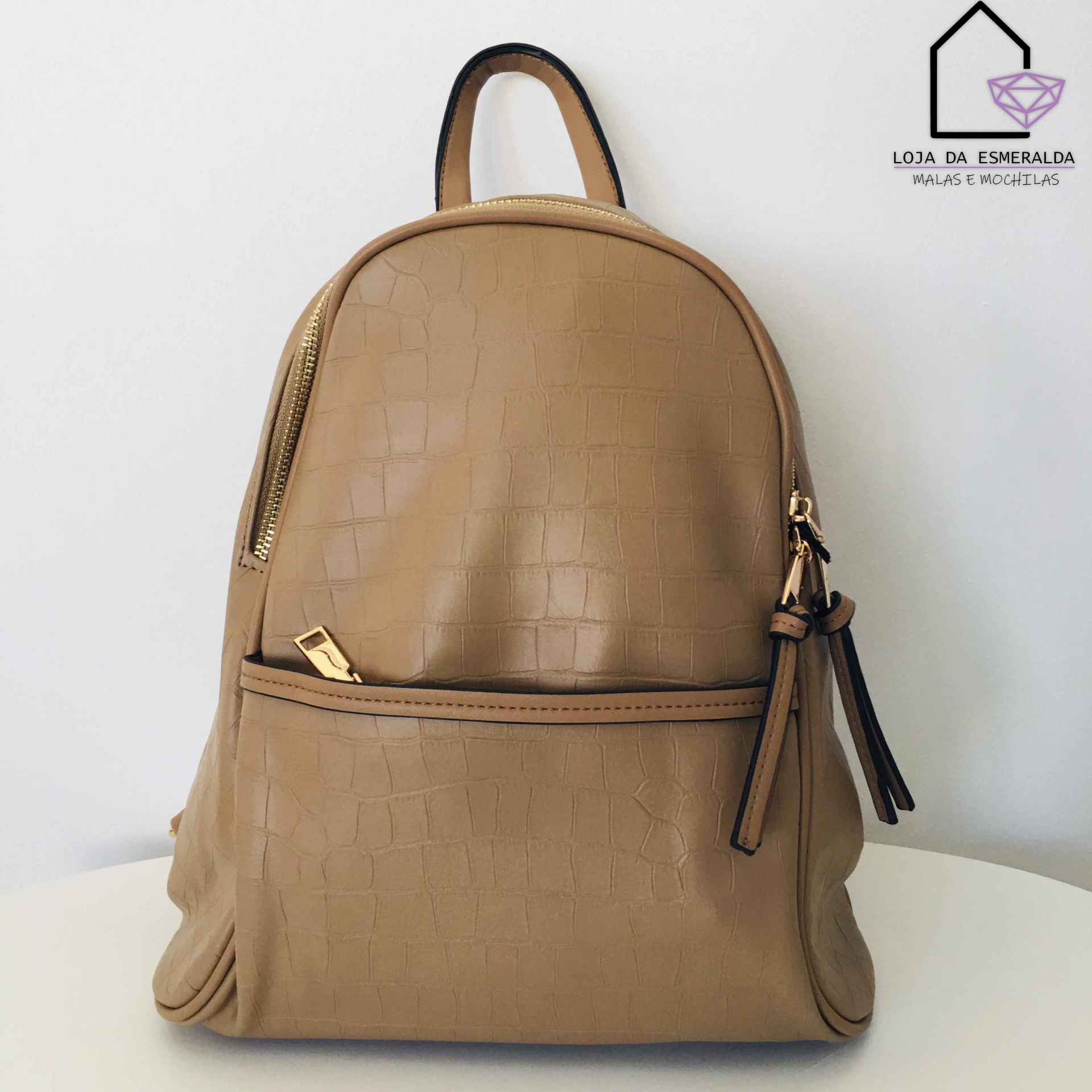 Mochila com Bolso Exterior e Textura em Croco - C28xL13xA30CM