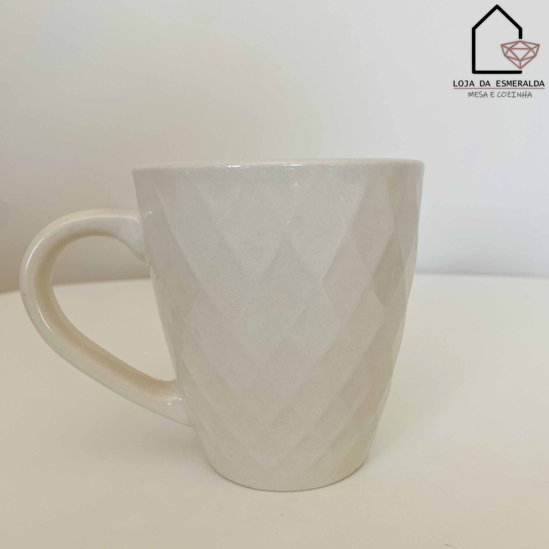 Caneca branca texturizada com padrão geométrico em relevo