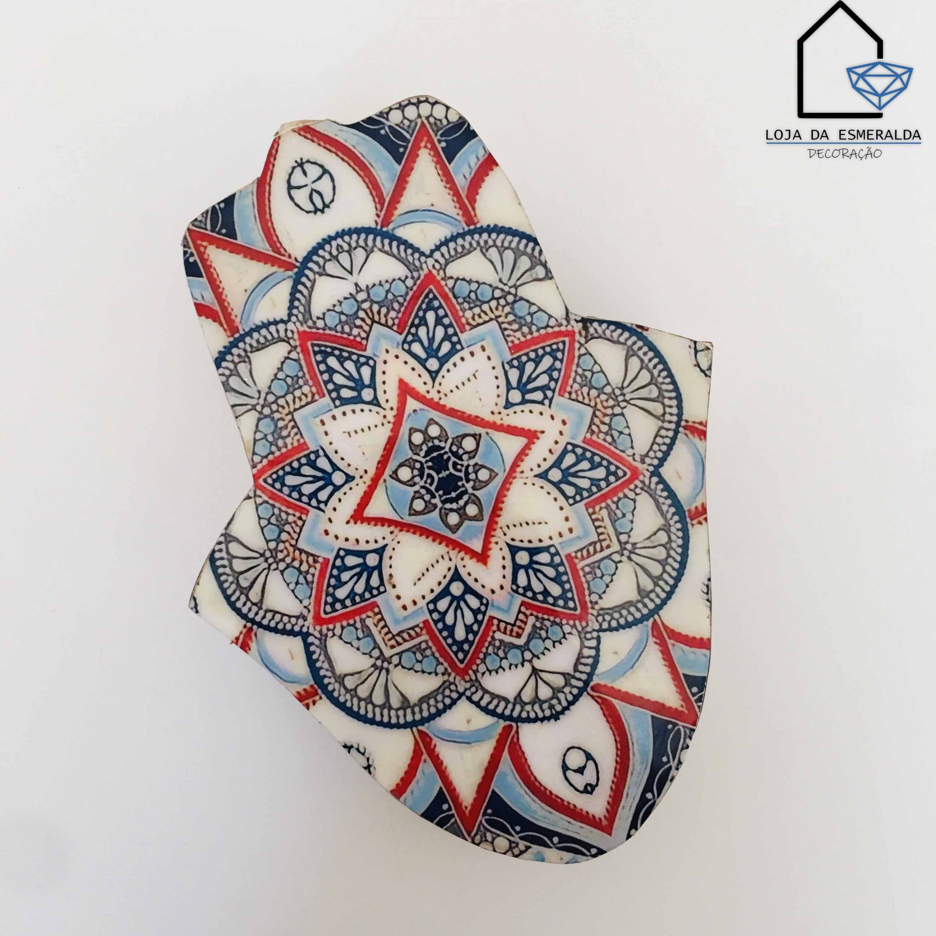 Sabonete mão Hamsa com padrão mandala colorido, fundo branco e logotipo da loja