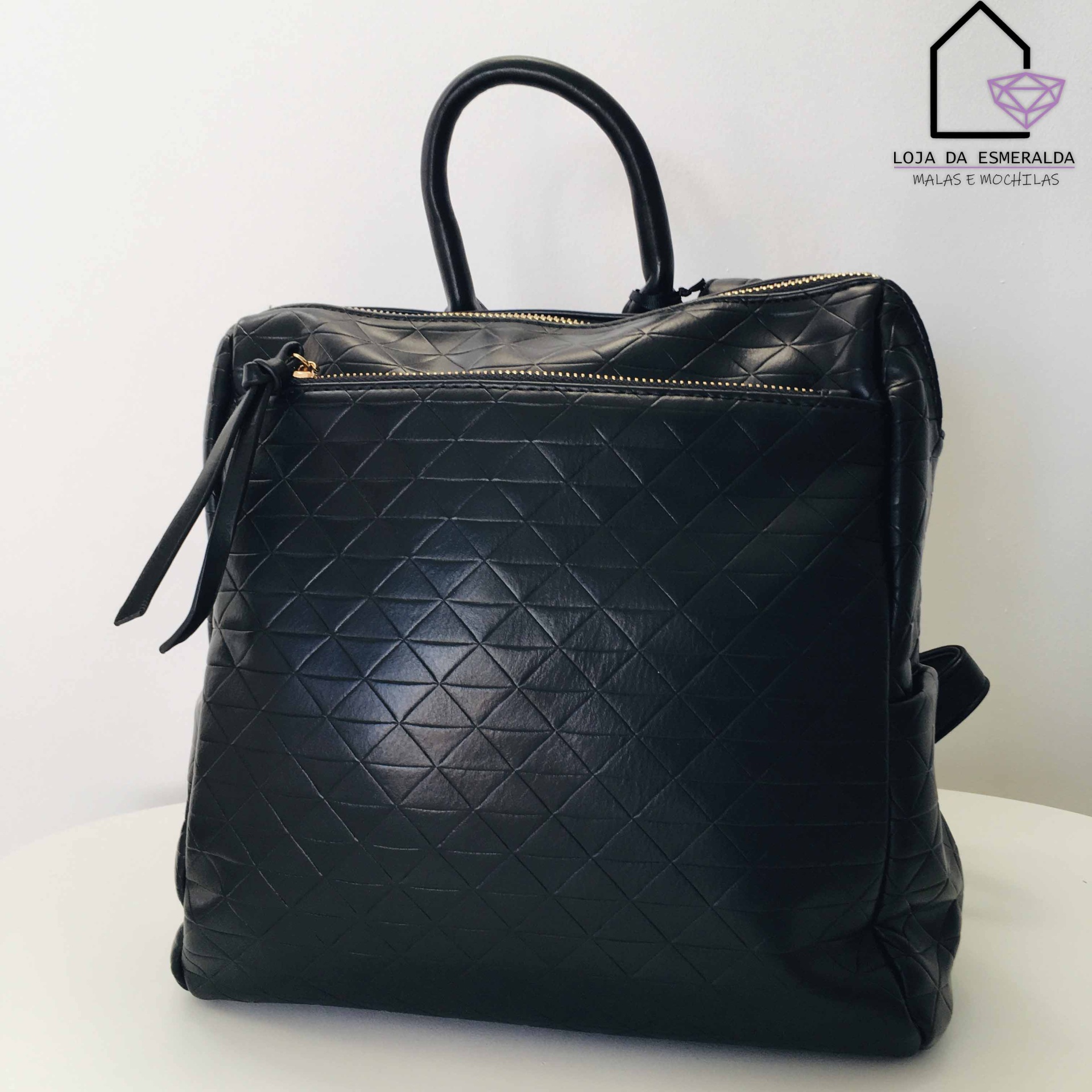 Mochila com Textura e Fecho Exterior - C28xL12xA28CM