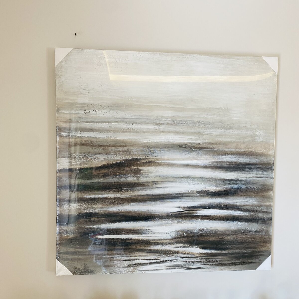 quadro abstracto cinza, branco e preto pendurado na parede