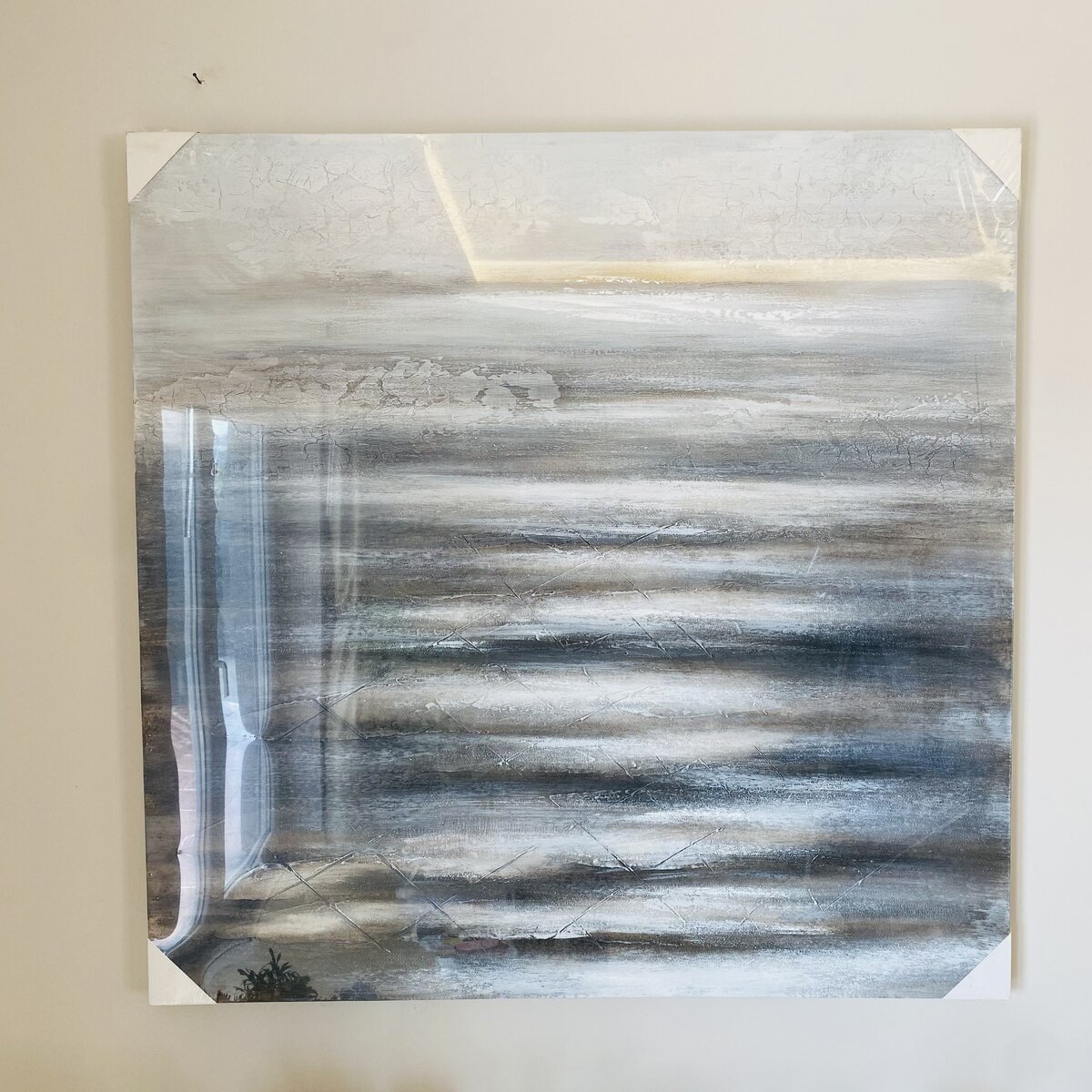 Pintura abstrata cinza e branca pendurada na parede