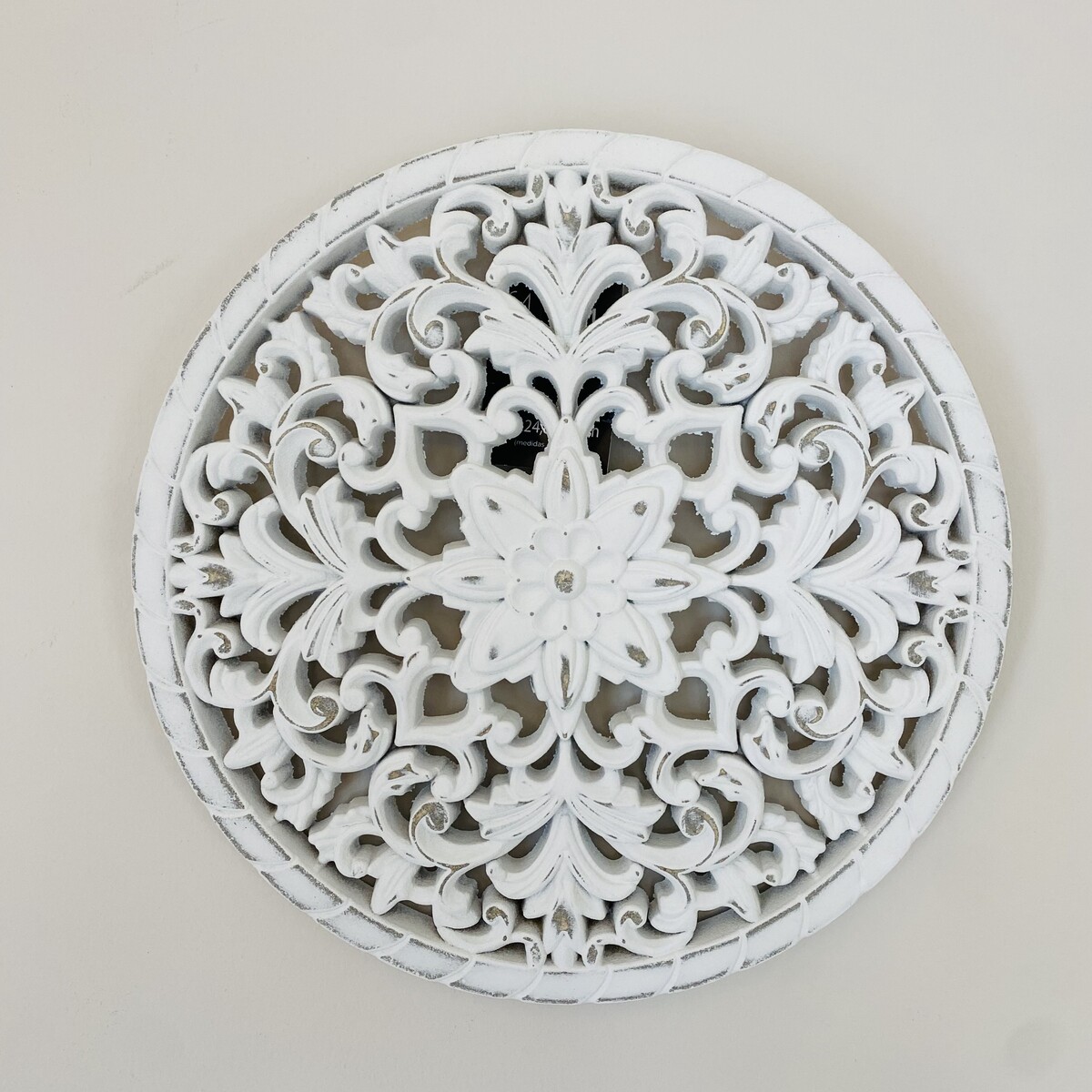 Mandala decorativa redonda em madeira esculpida branca