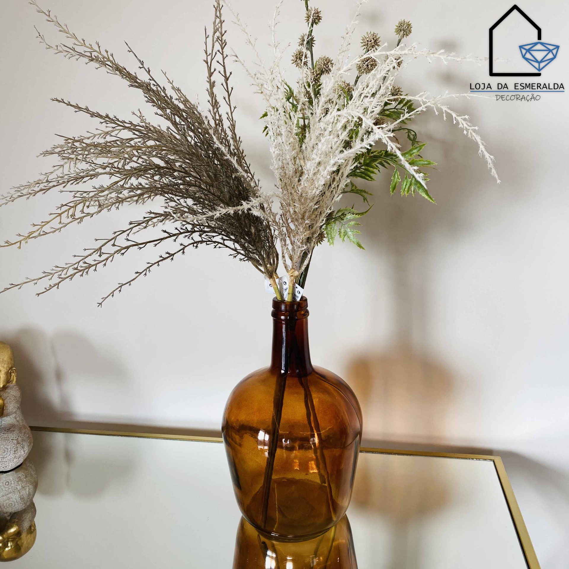 Vaso de vidro castanho com flores secas e logotipo da loja