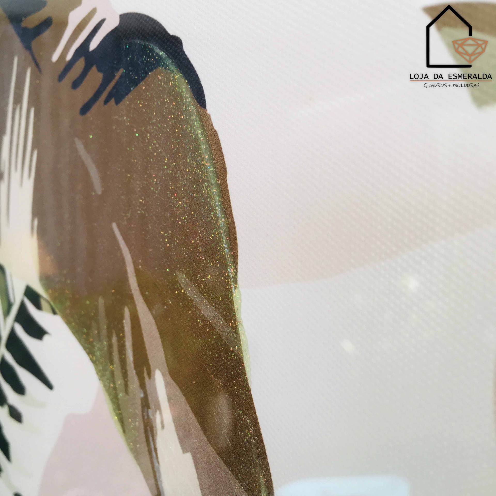 Pássaro estilizado em cores verde, castanho e bege com brilho dourado, fundo branco com textura e logótipo 'LOJA DA ESMERALDA QUADROS E RELÓGIOS'