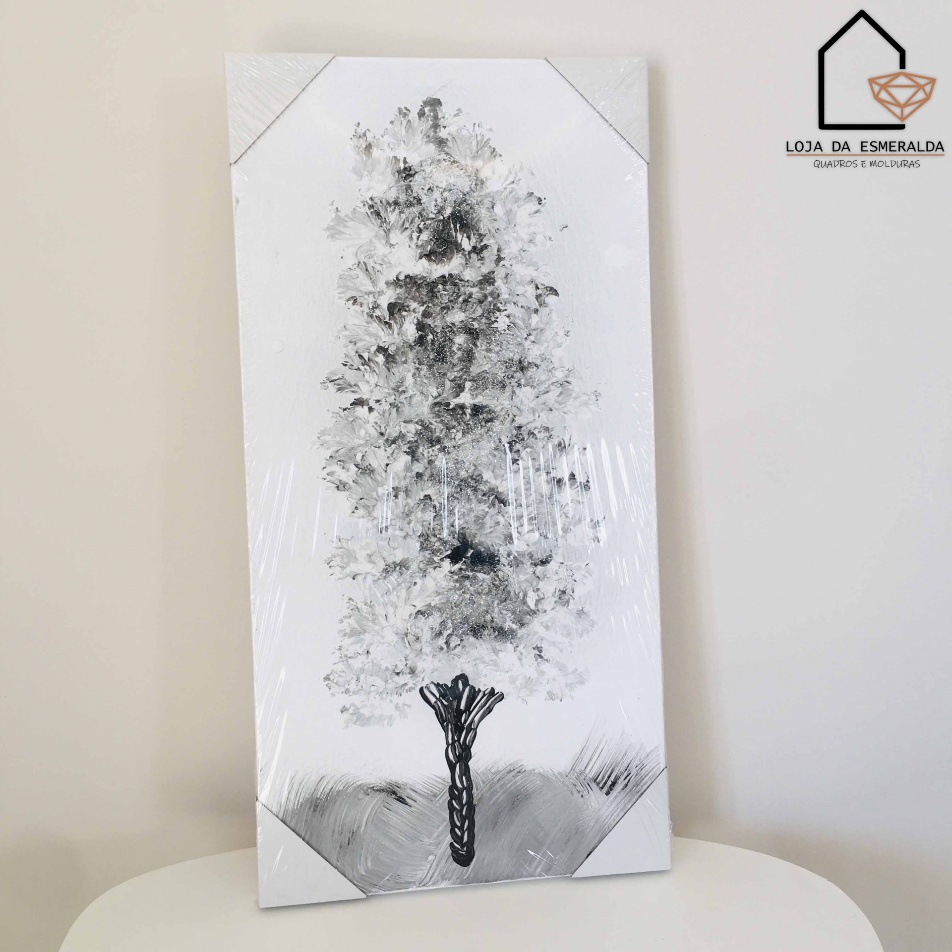 Quadro decorativo com imagem de árvore abstrata em tons de cinza