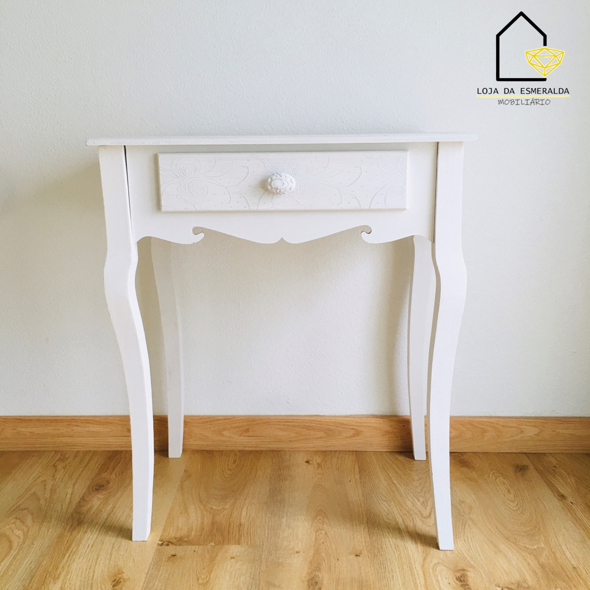 Consola em Branco Trabalhada