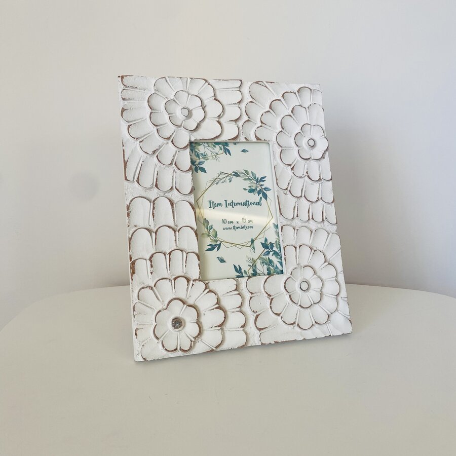Moldura de fotos branca com padrão floral em relevo