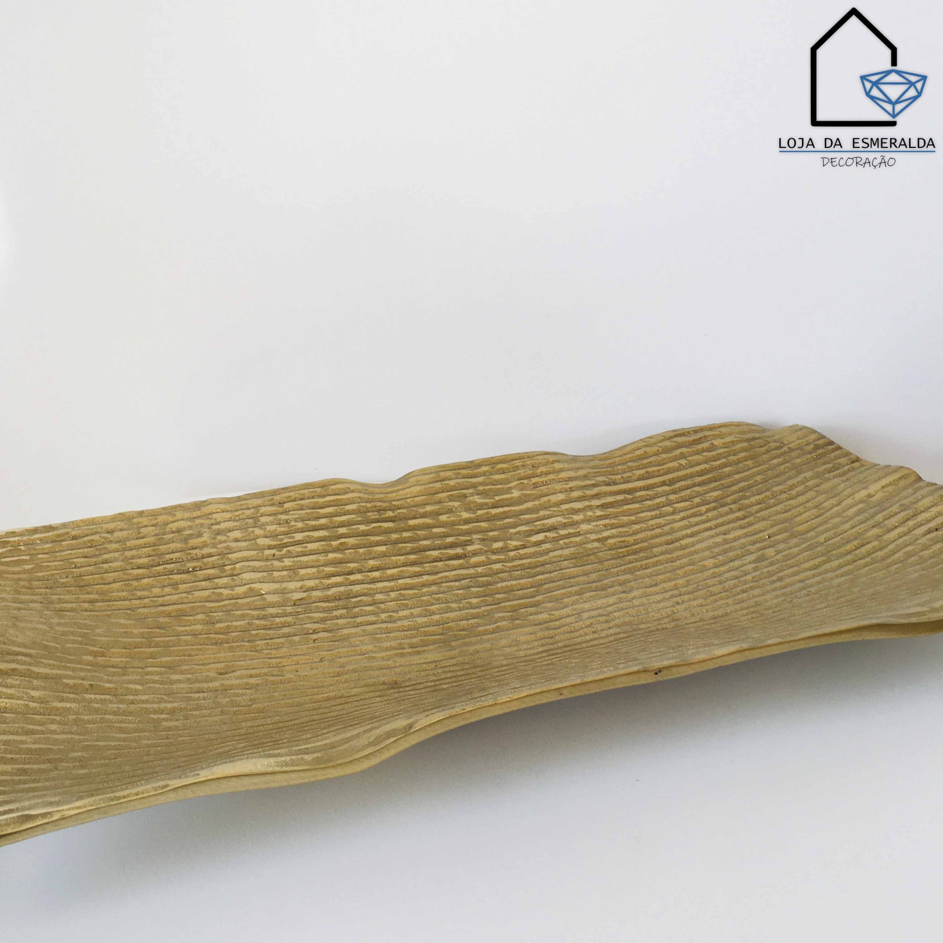 Prato decorativo longo em madeira dourada com textura ondulada