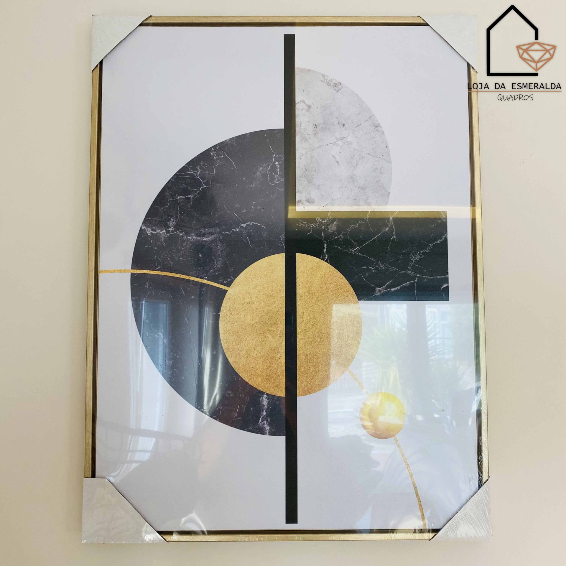Quadro abstrato com formas geométricas em branco, preto, cinza e dourado