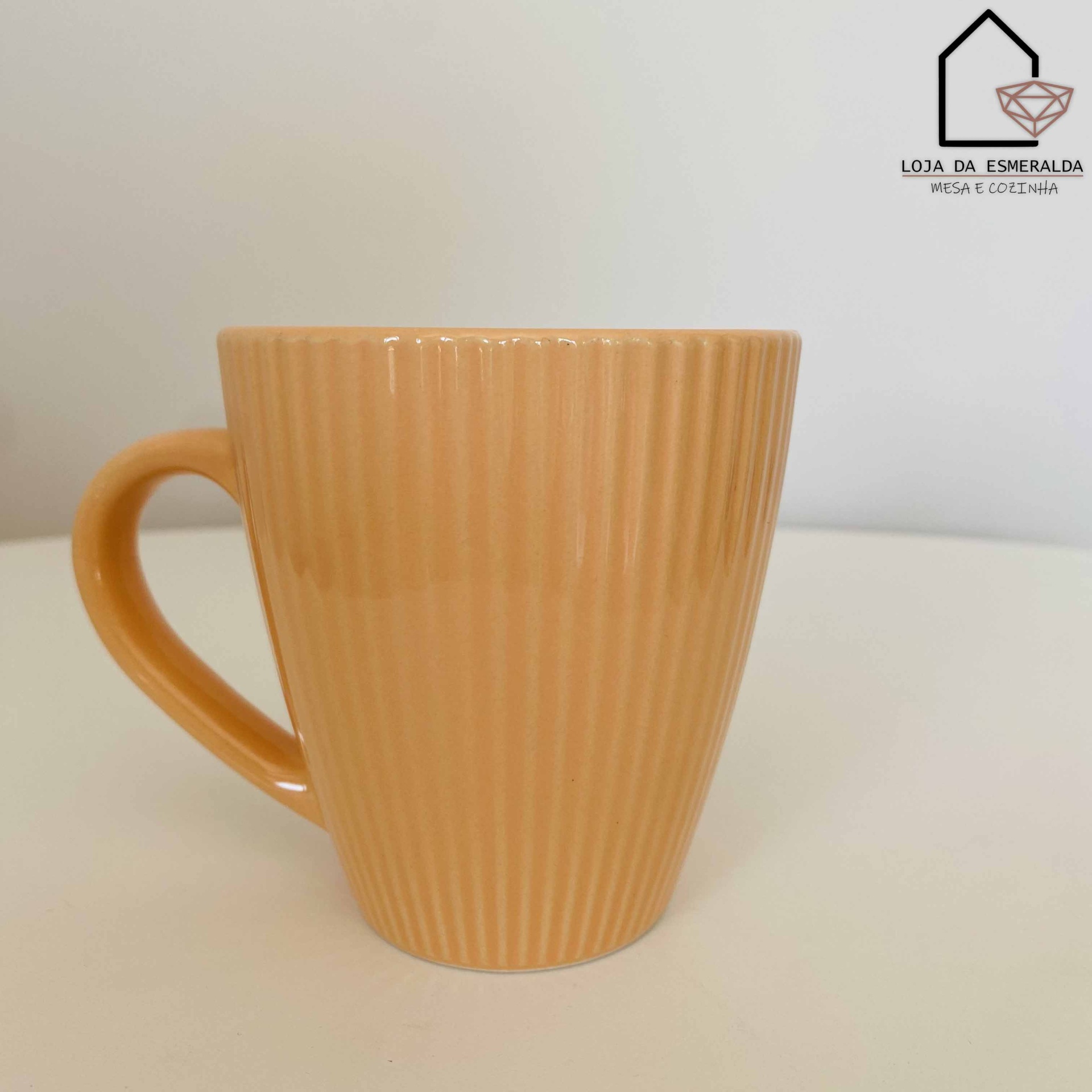 Caneca de cerâmica bege com textura estriada vertical e pega arredondada