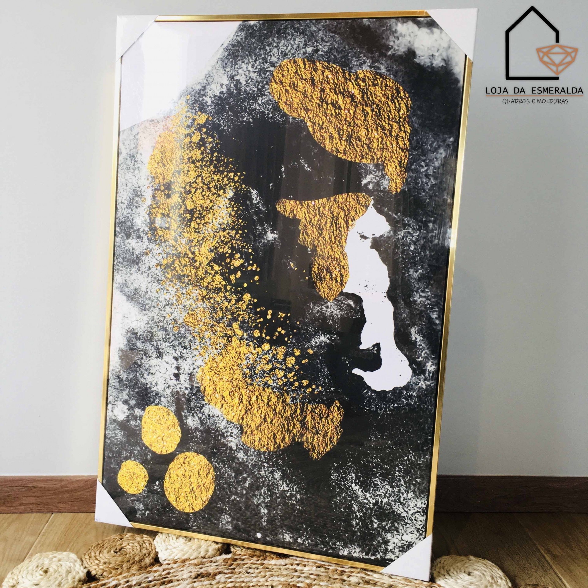 Quadro abstrato com moldura dourada e pintura preta, branca e dourada texturizada