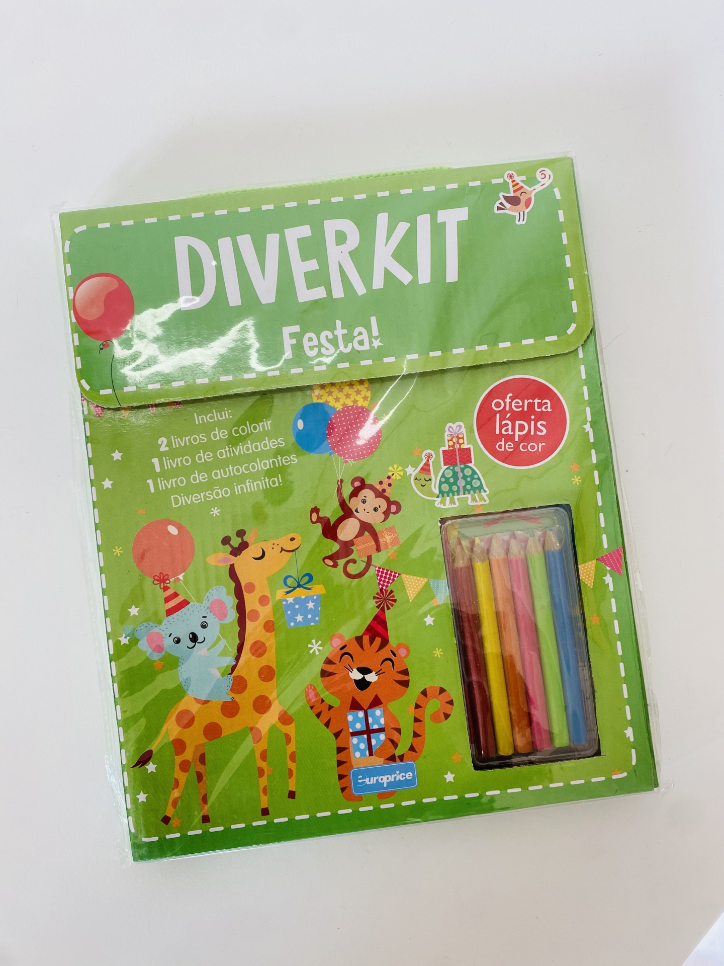 Livro Diverkit Pinta e Cola com 6 Lápis de Cor