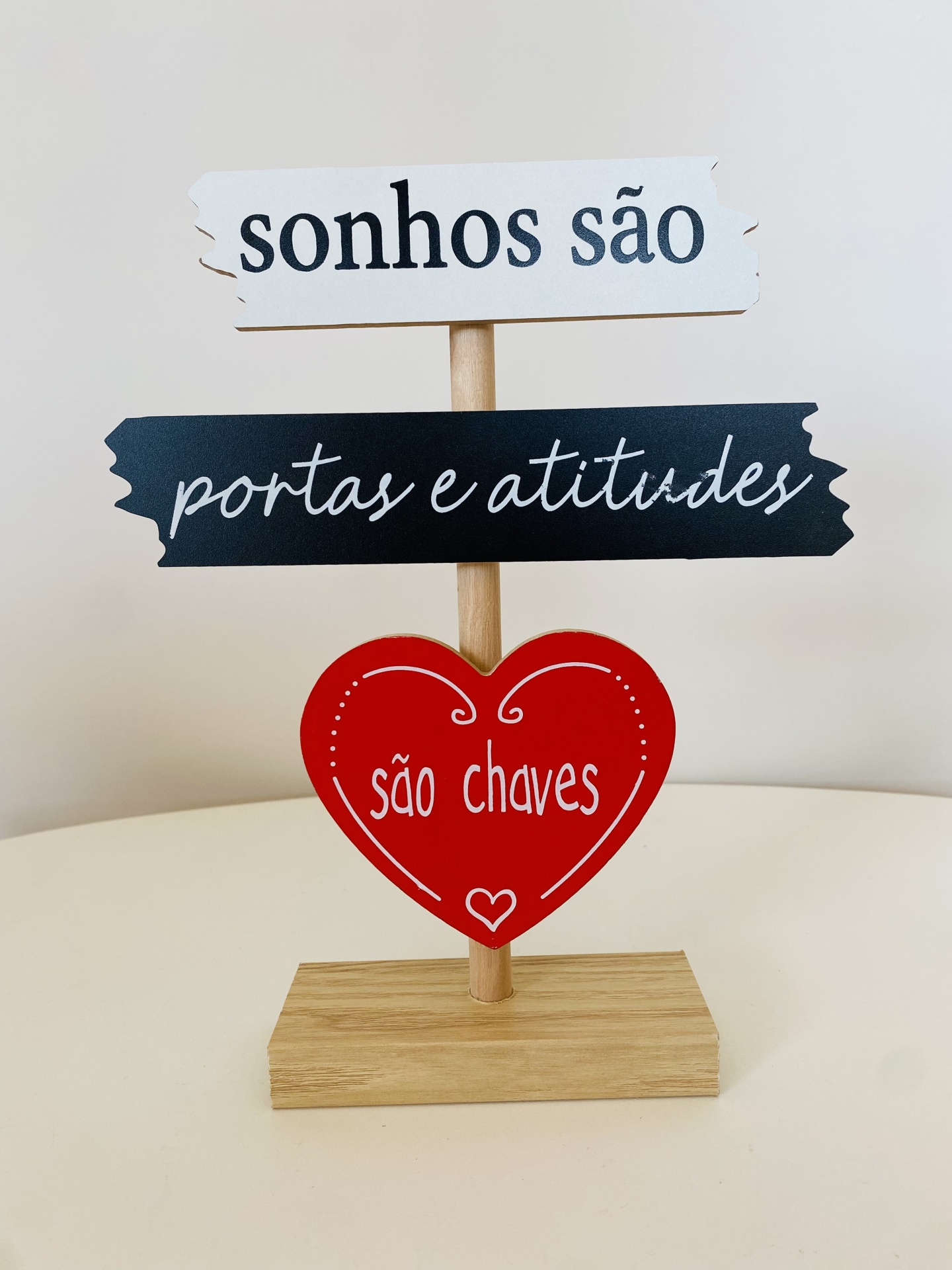 Placa Decorativa - Sonhos são Chaves - C19xL5xA24.5CM - Branco Preto Vermelho
