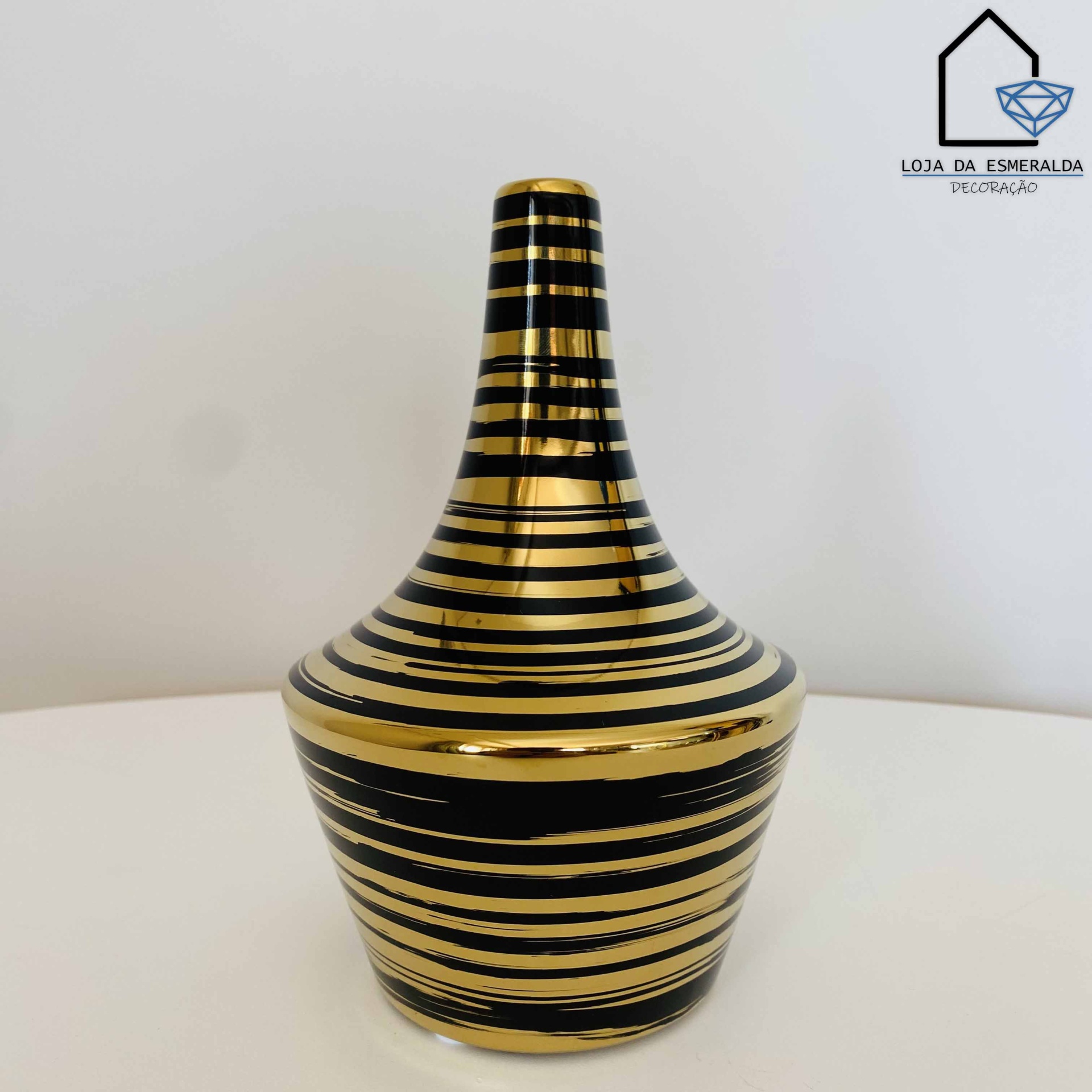 Vaso cerâmico preto e dourado com riscas horizontais