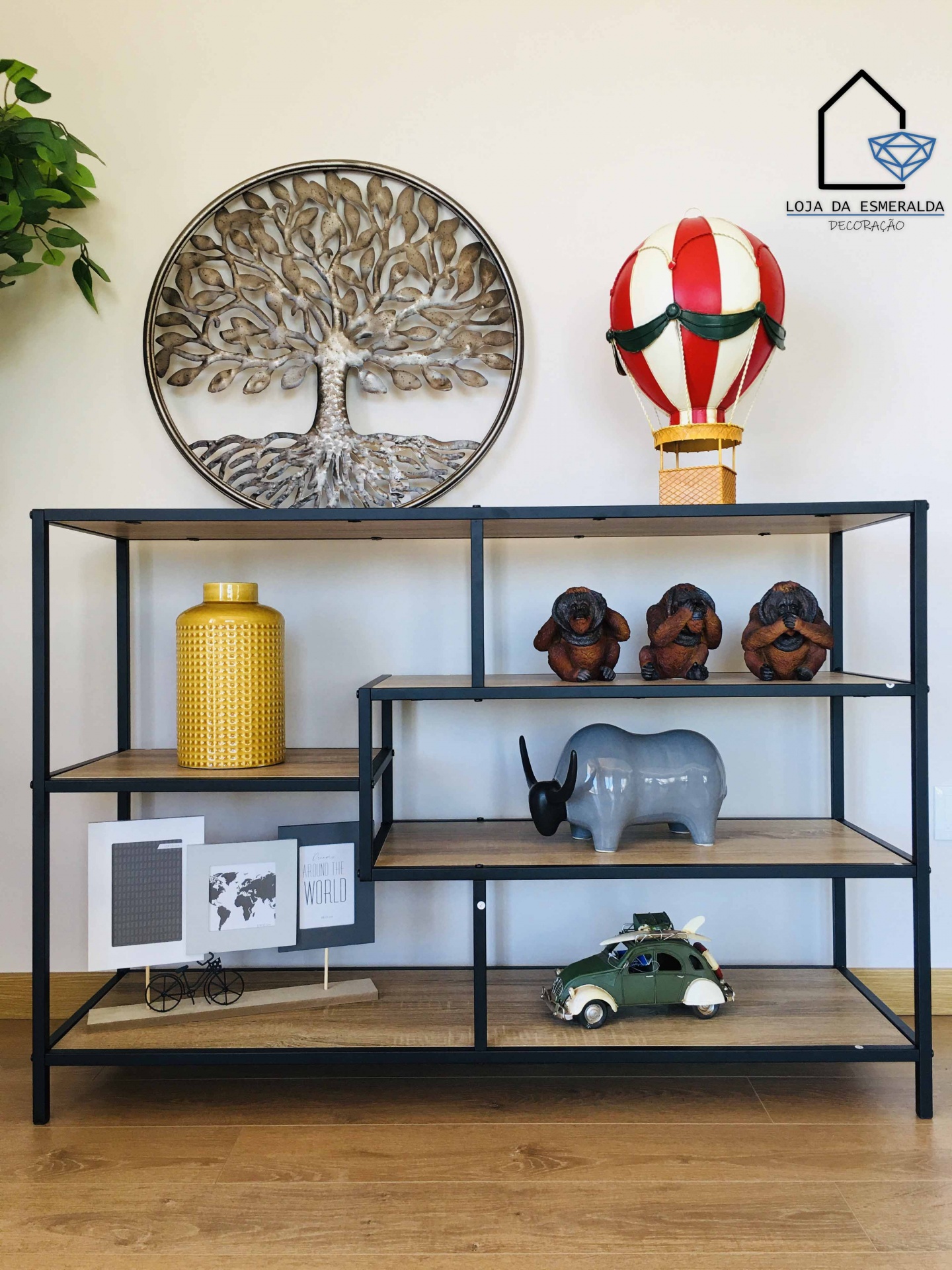 Estante metálica preta e madeira clara com objetos decorativos variados