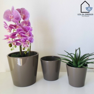 Três vasos cinza com plantas e logótipo Loja da Esmeralda Decoração