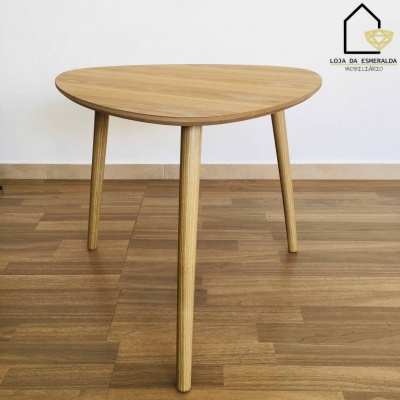 Mesa redonda de madeira clara com três pernas