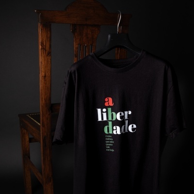 T-Shirt A Liberdade é uma maluca que sabe quanto vale um beijo